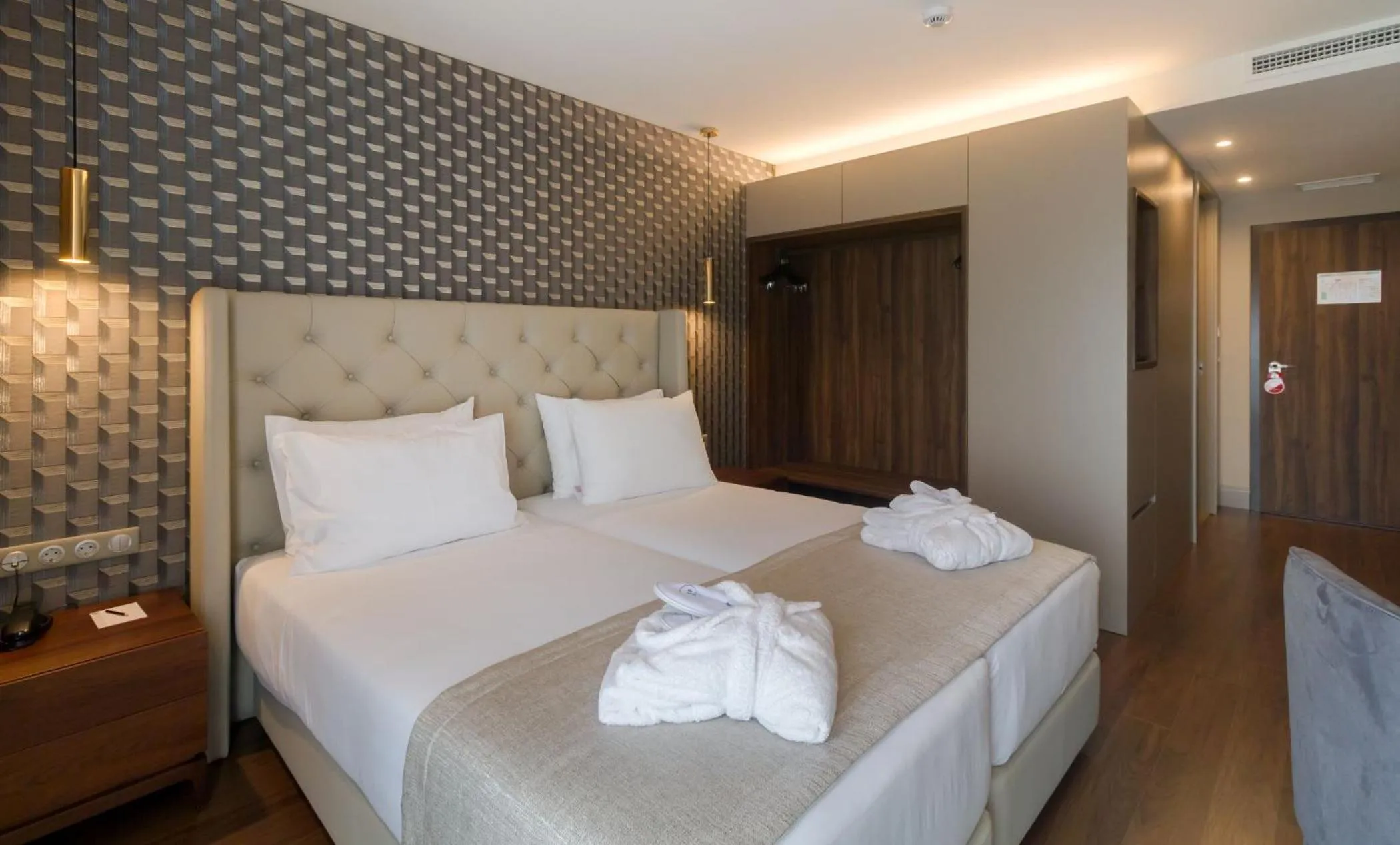 Photo of the whole room, Bed in Oca Oriental Porto Hotel