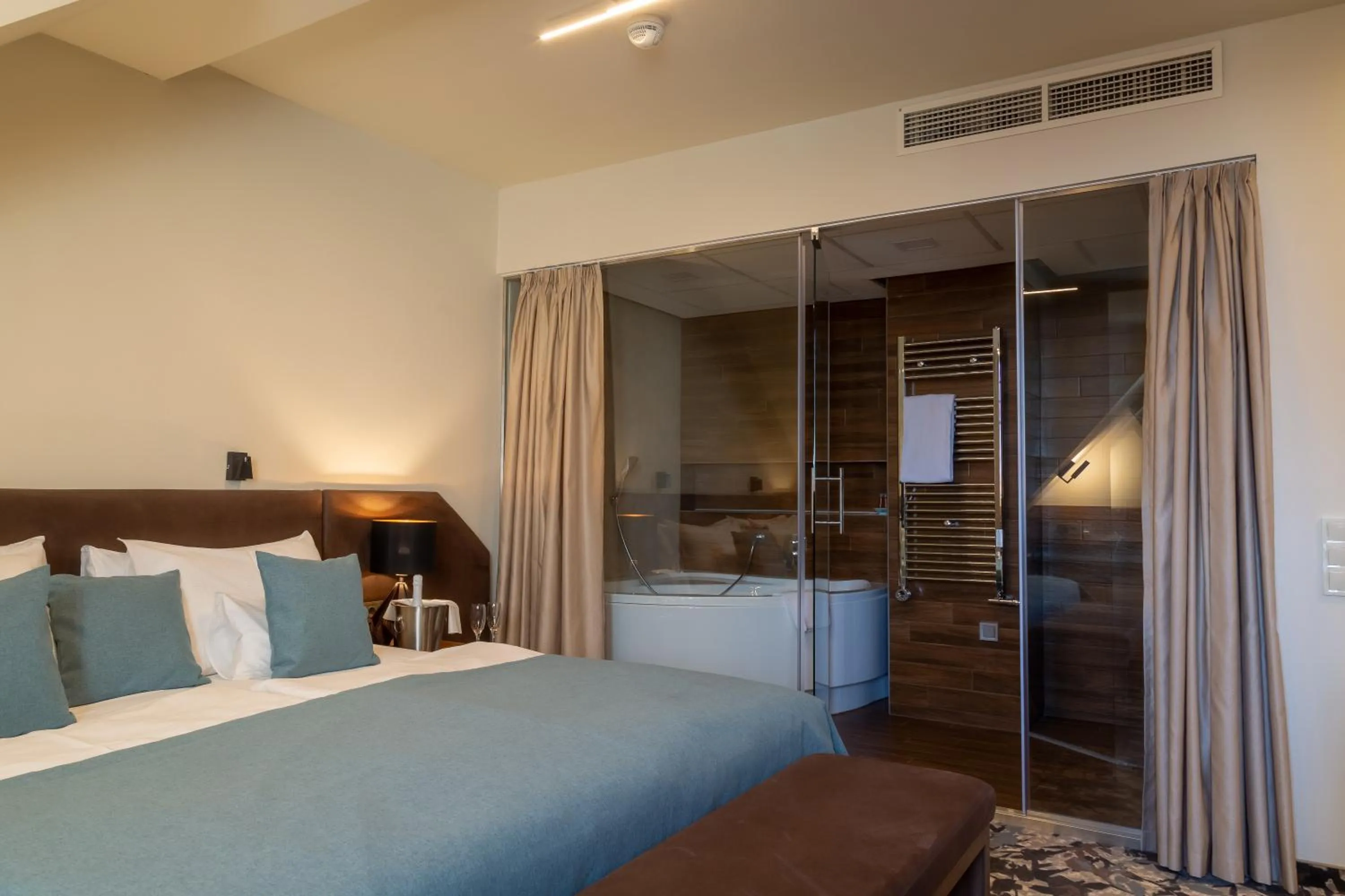 Bathroom, Bed in Erzsébet Királyné Szálloda