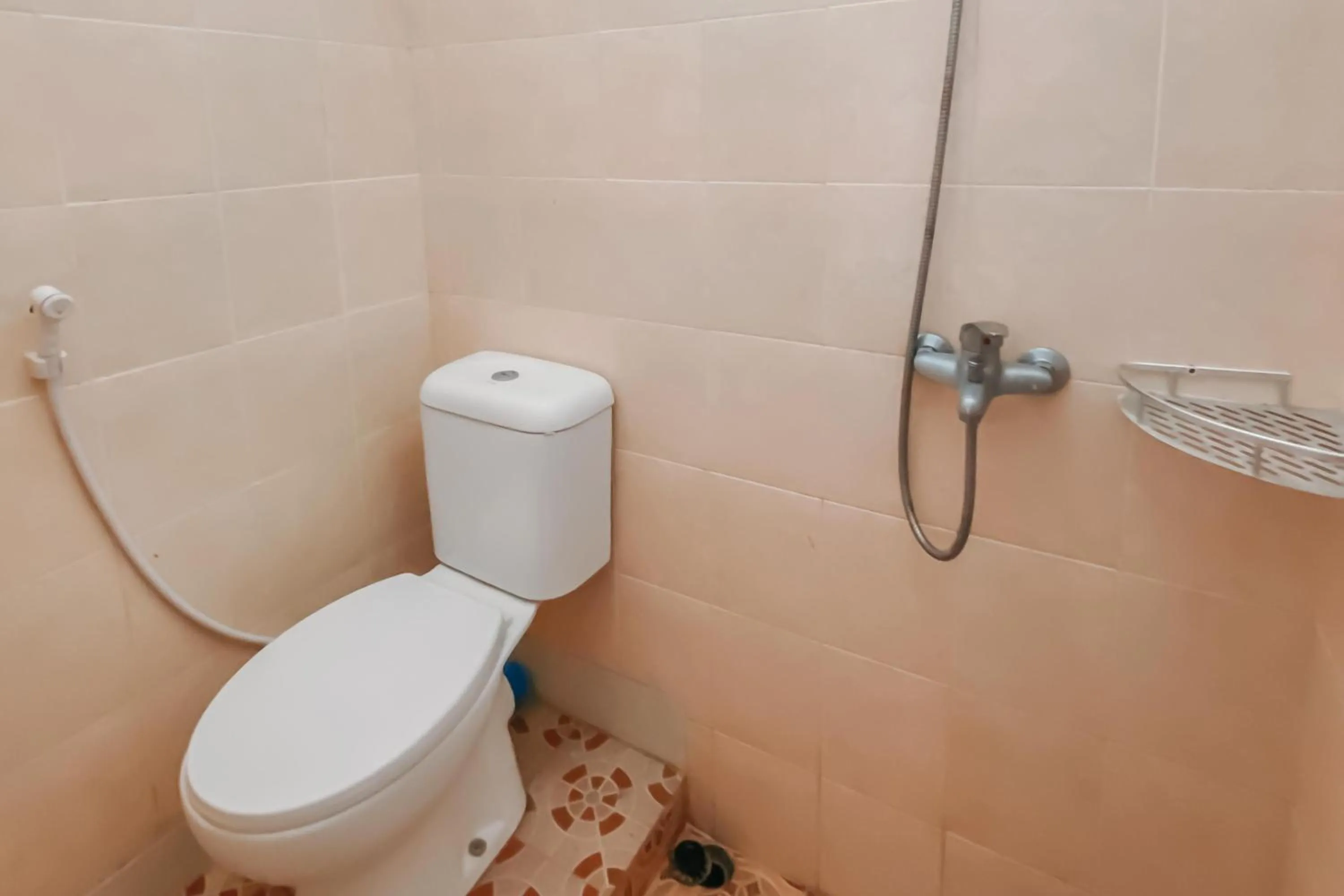 Shower in RedDoorz Syariah near RS Harapan Bunda Banda Aceh