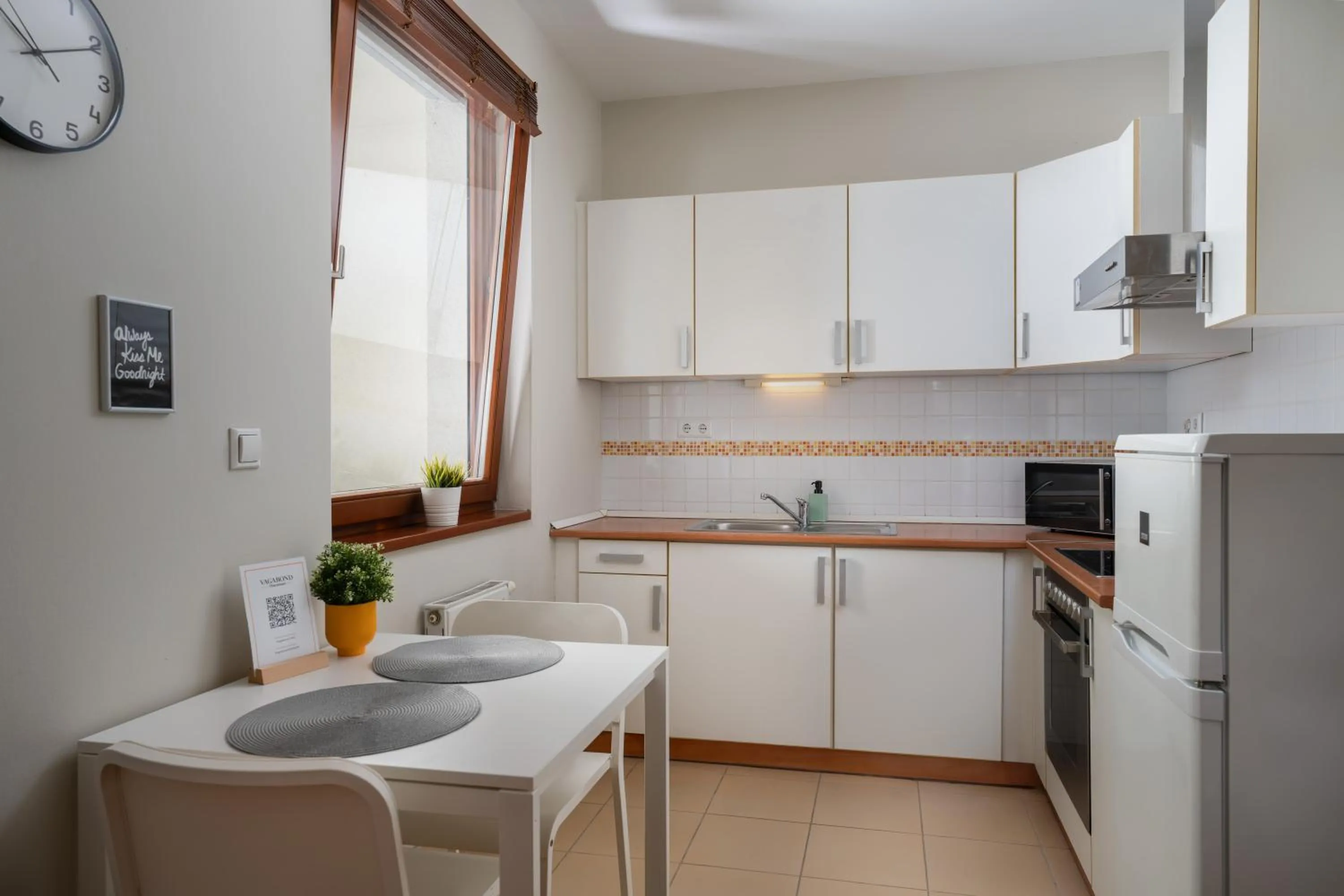 Dining area in Central Passage Apartments by Vagabond Downtown