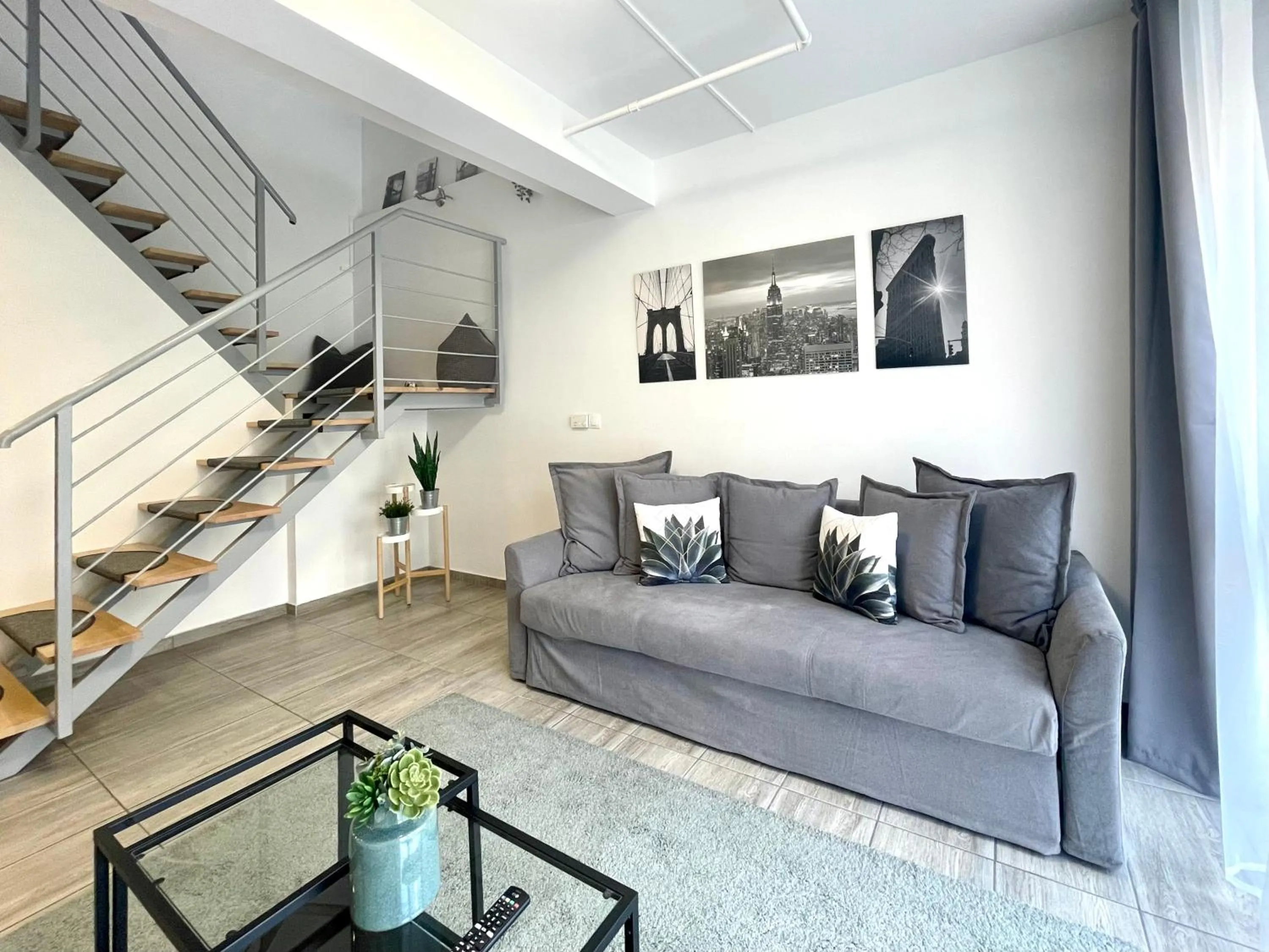 One-Bedroom Deluxe Apartment in Central Passage Apartments by Vagabond Downtown