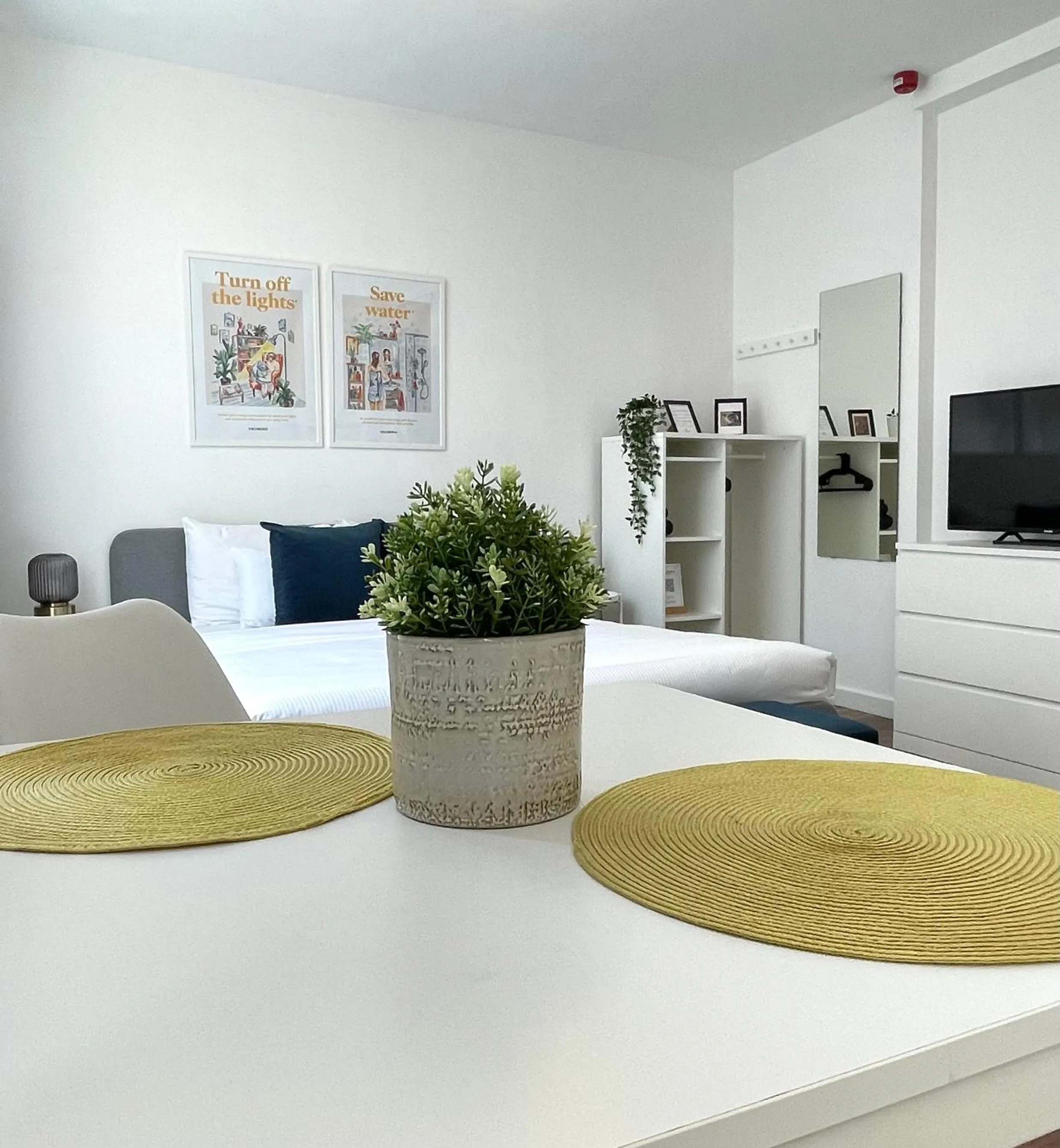 Dining area in Central Passage Apartments by Vagabond Downtown