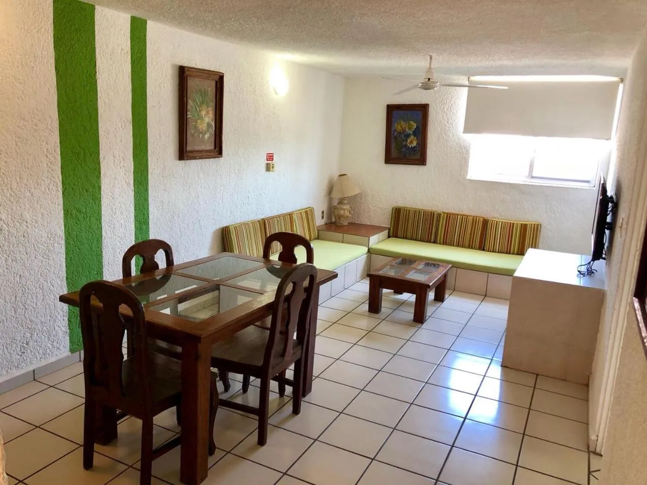 Living room in Suites Santa Barbara