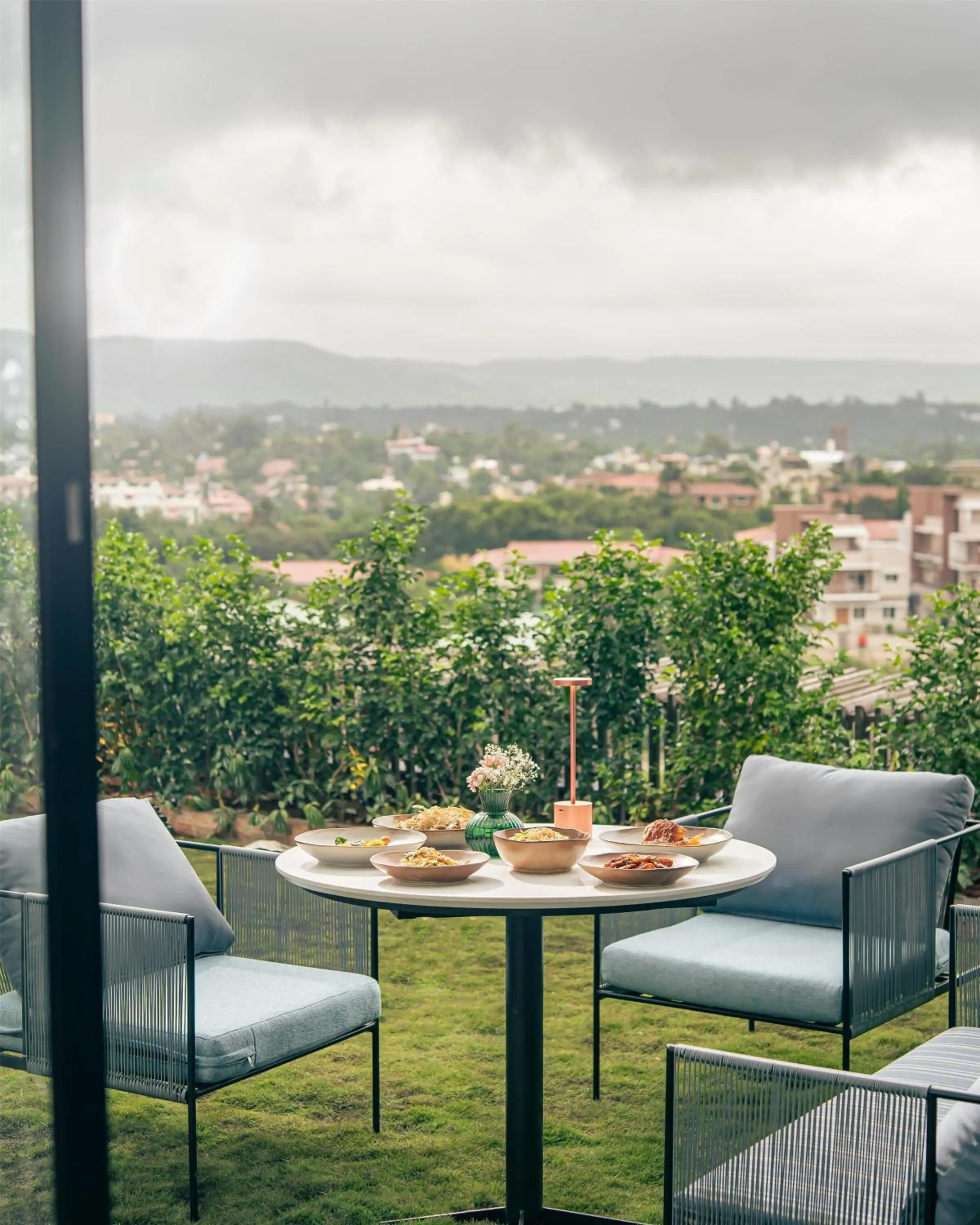 Lounge or bar in Radisson Resort and Spa Lonavala