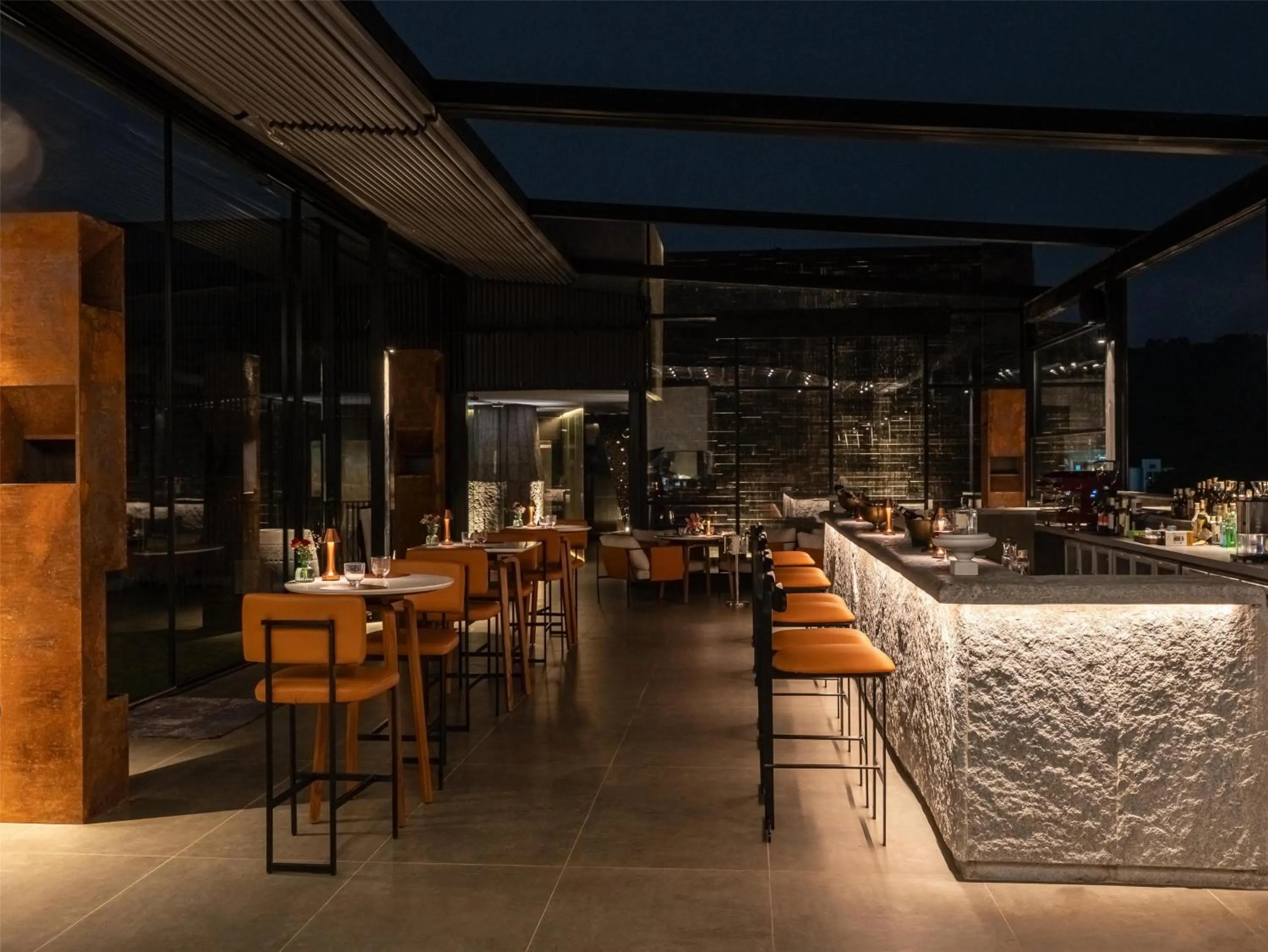 Lounge or bar in Radisson Resort and Spa Lonavala