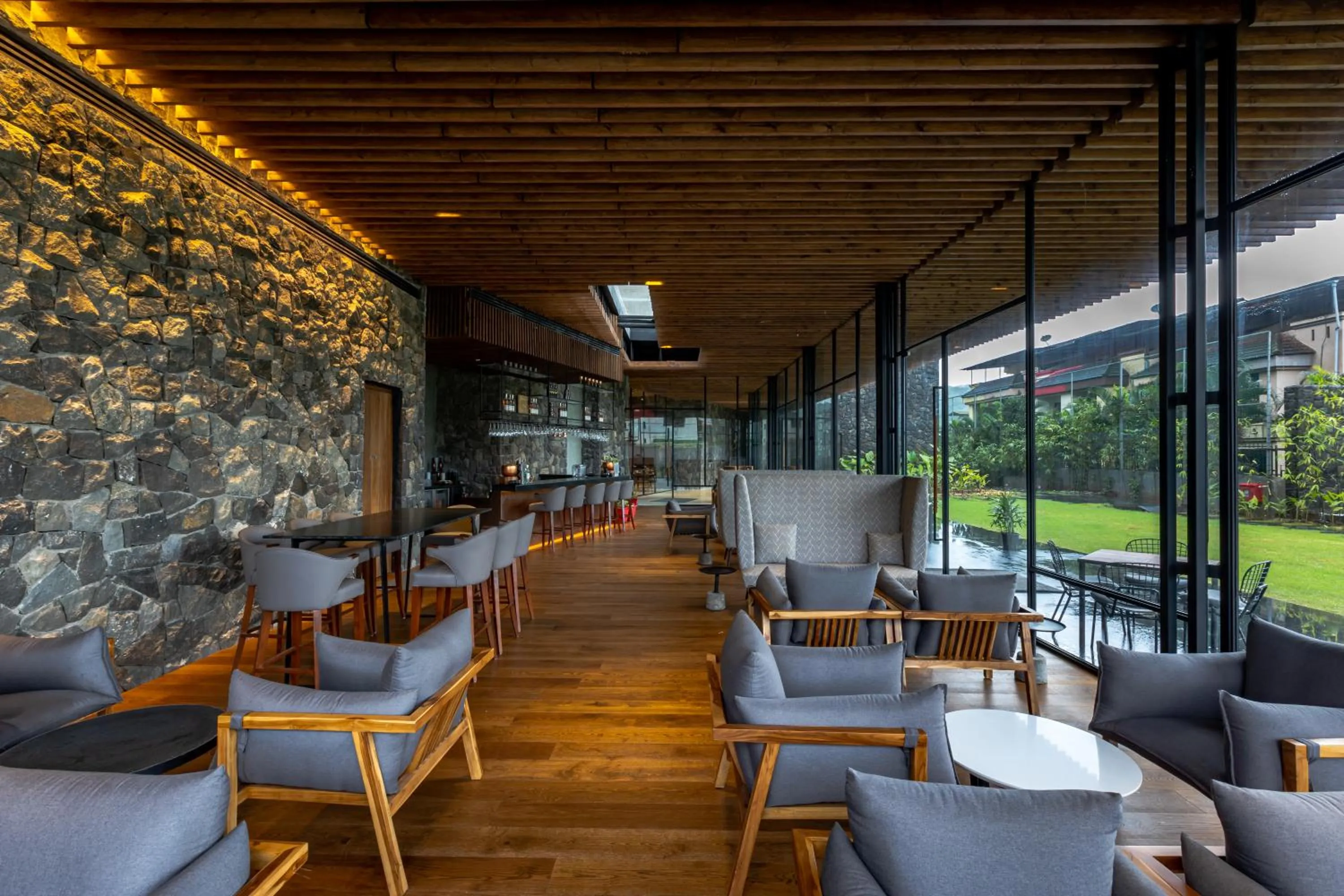 Lounge or bar in Radisson Resort and Spa Lonavala