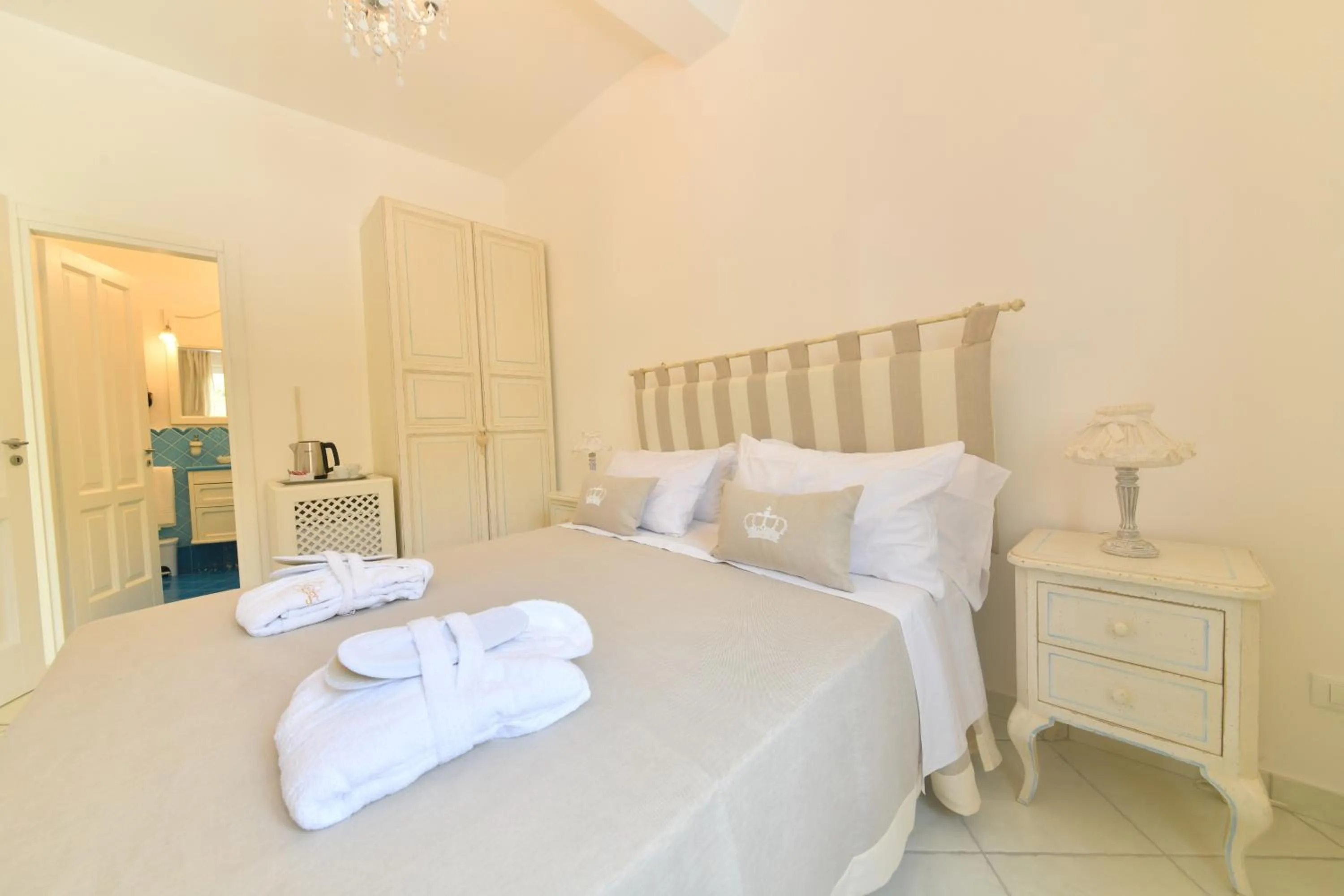 Bedroom, Bed in Queen Suite - Luxury Rooms