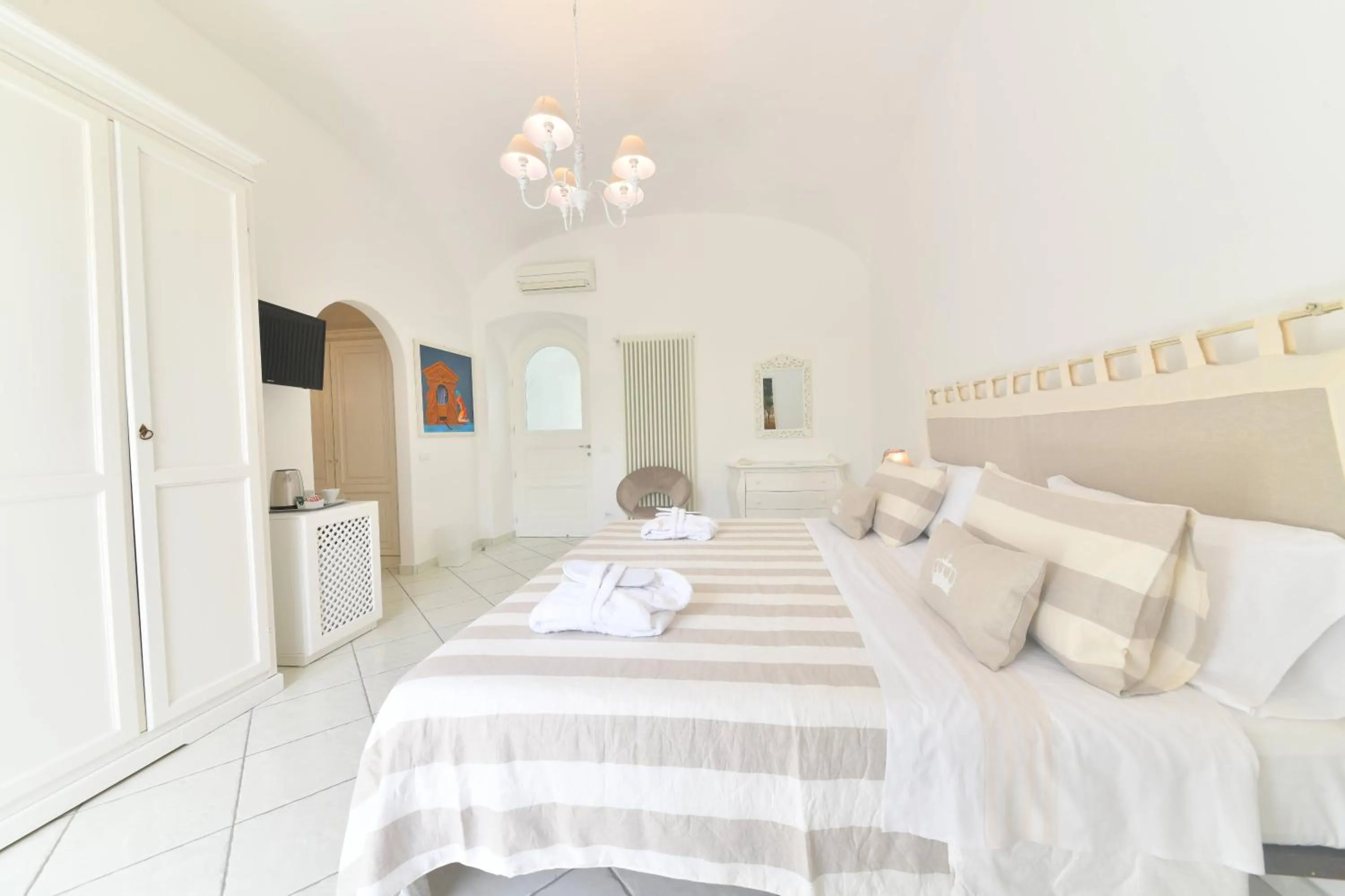 Photo of the whole room, Bed in Queen Suite - Luxury Rooms