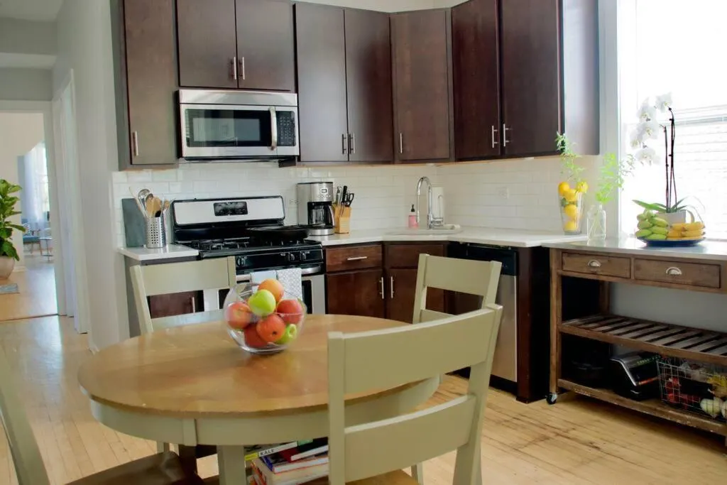 Kitchen or kitchenette in Sunny, Spacious, 3BR 1BA Davlin INN Chicago