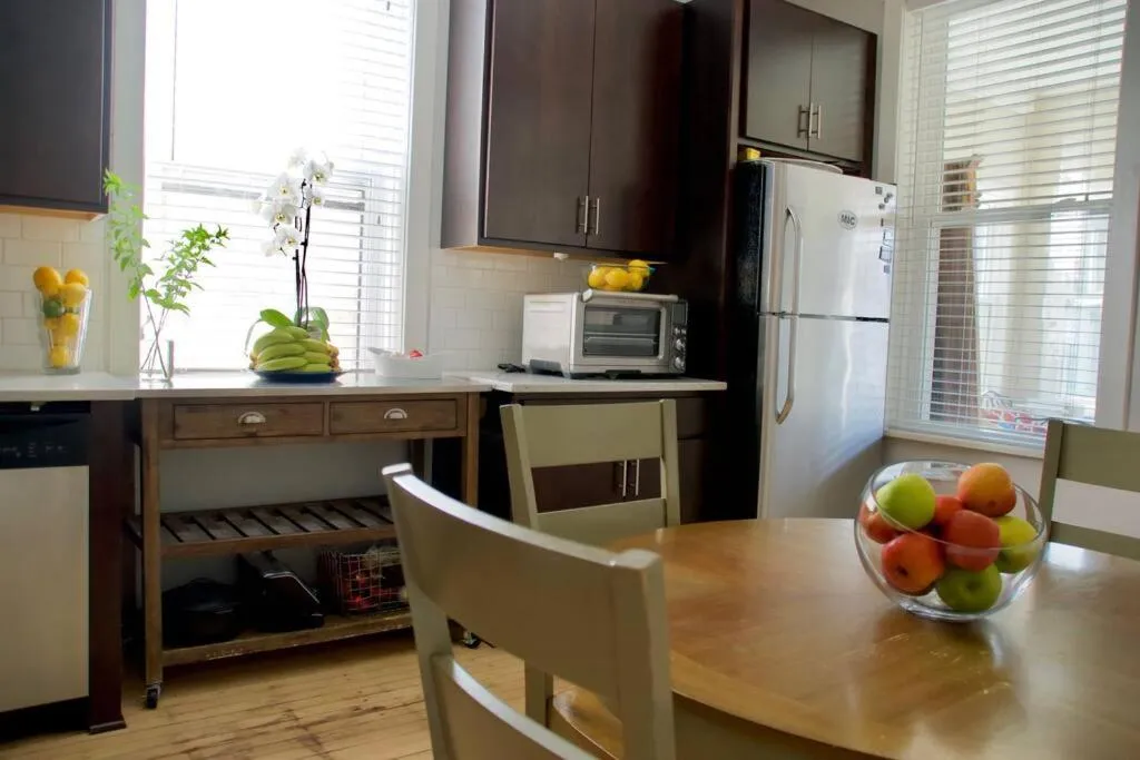 Kitchen or kitchenette in Sunny, Spacious, 3BR 1BA Davlin INN Chicago