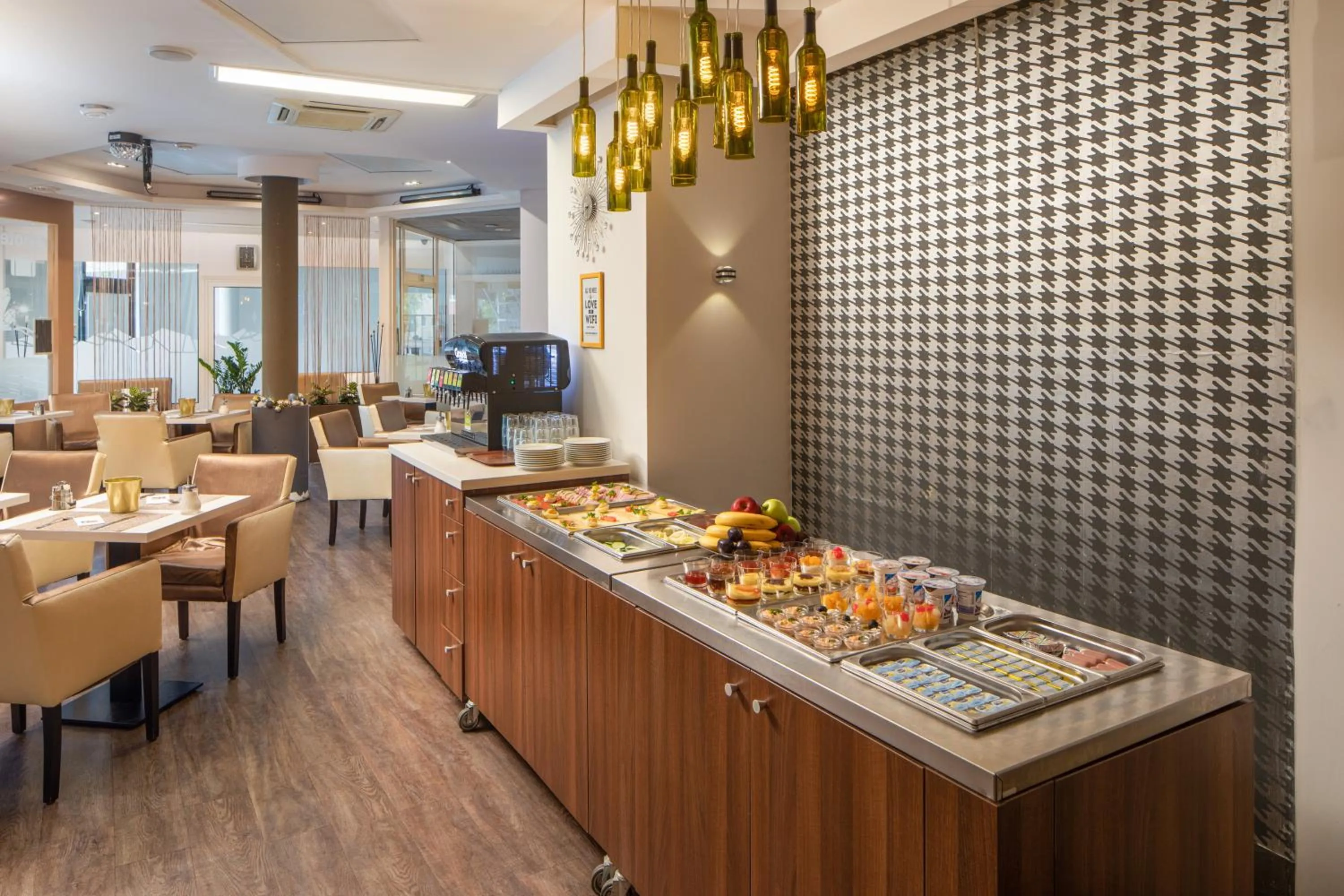 Restaurant/places to eat in Kristály Hotel