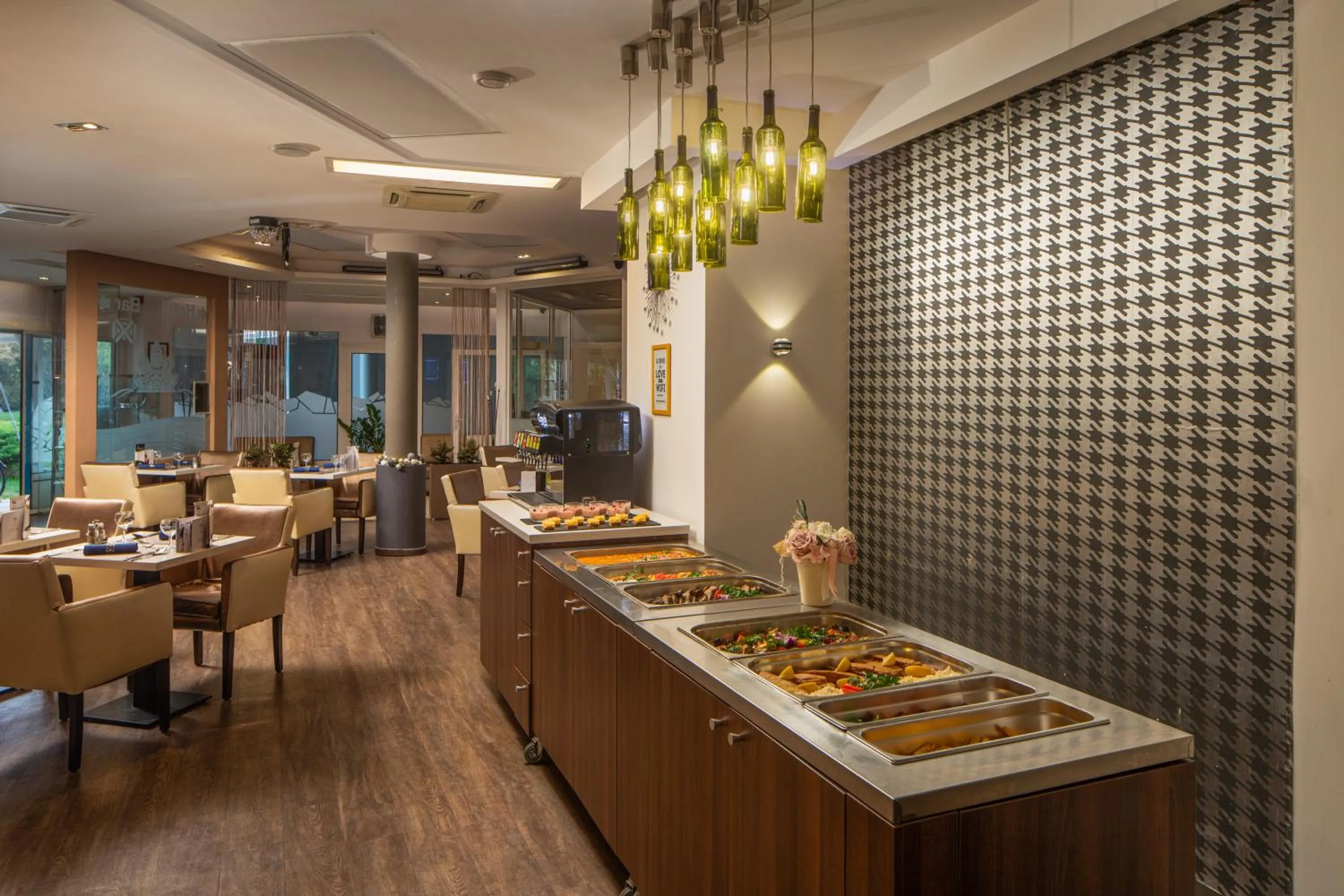 Restaurant/places to eat in Kristály Hotel