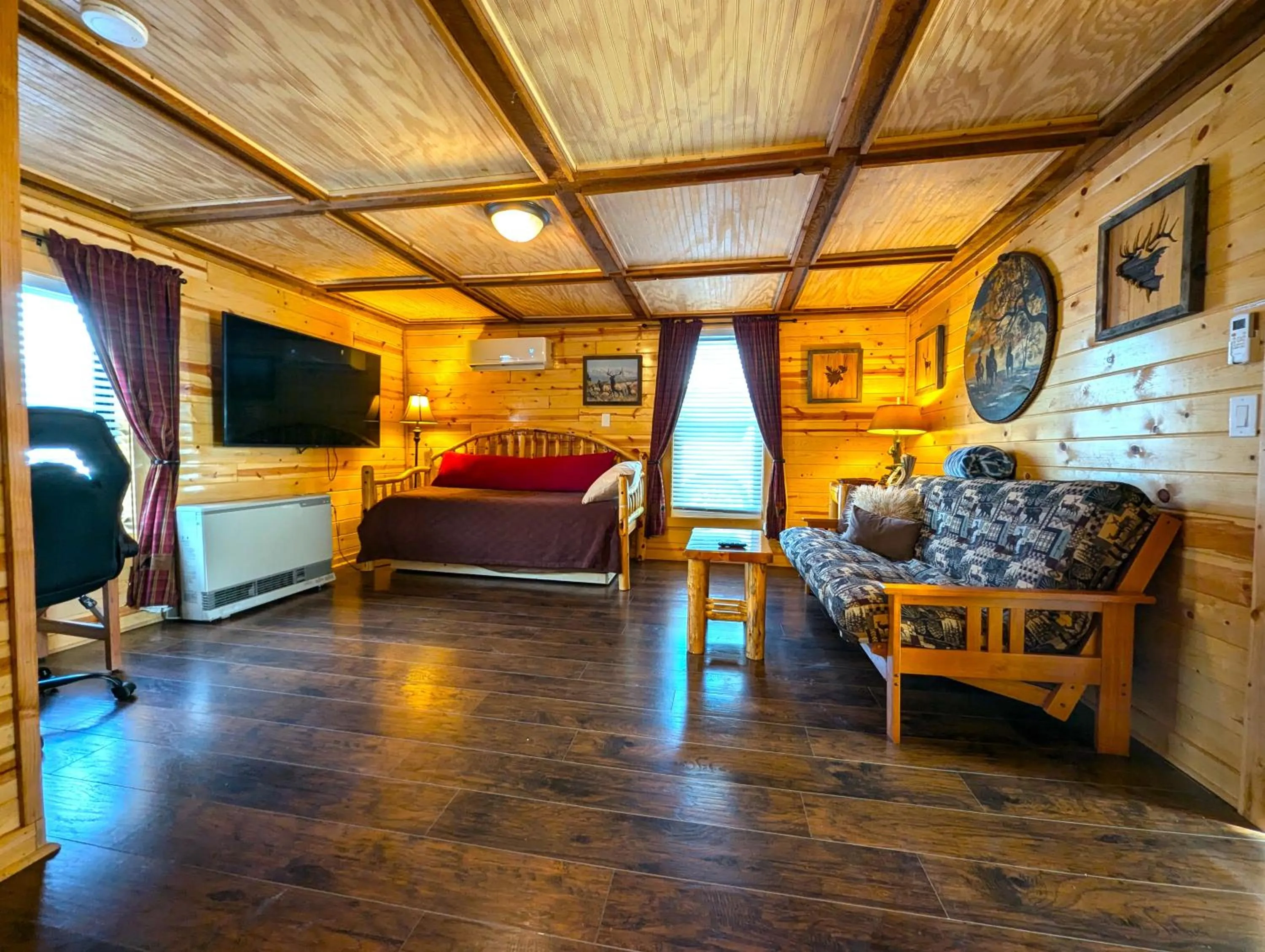 Bed in Yellowstone Treasure Guesthouses on the River