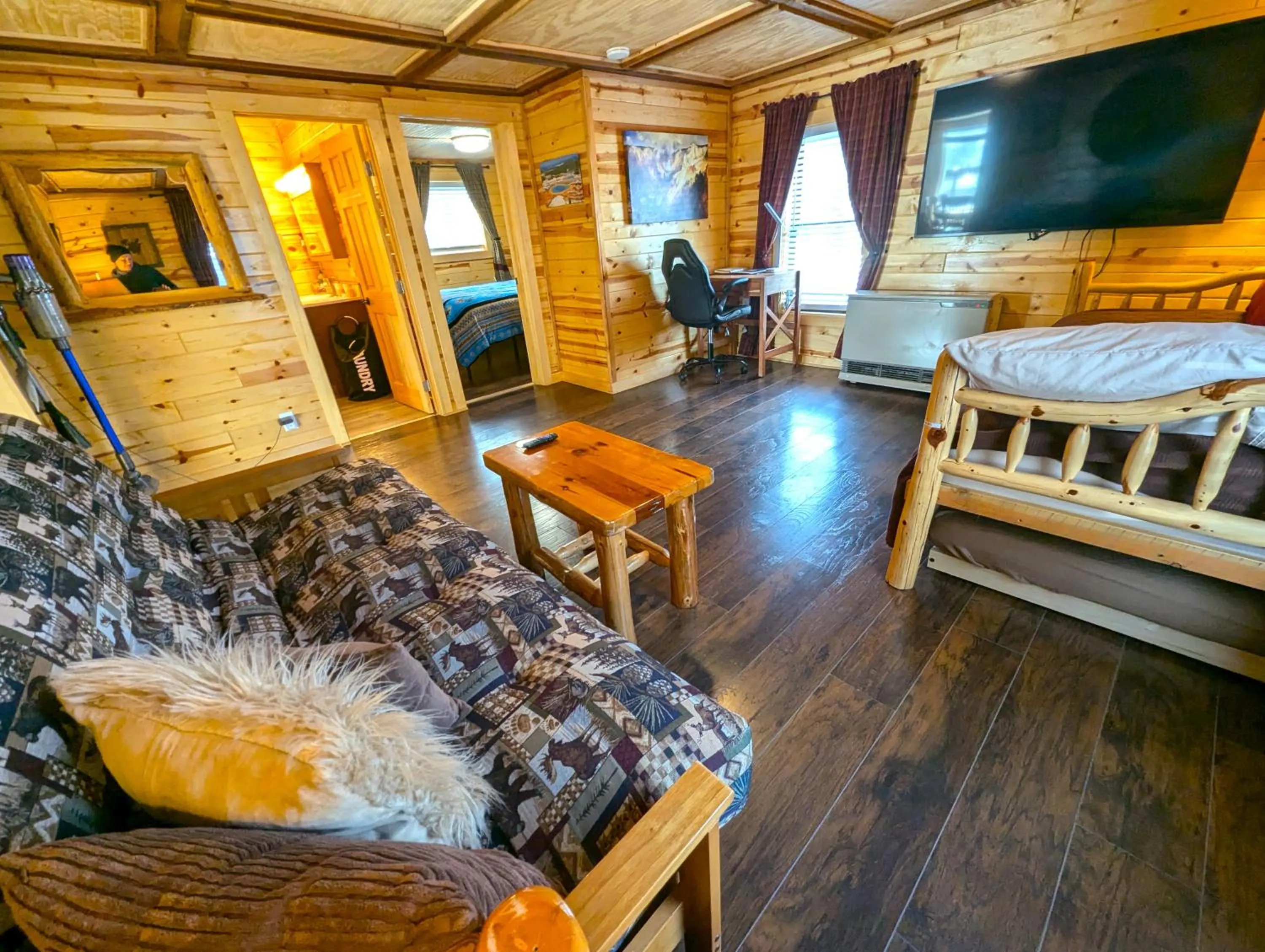 Bed in Yellowstone Treasure Guesthouses on the River
