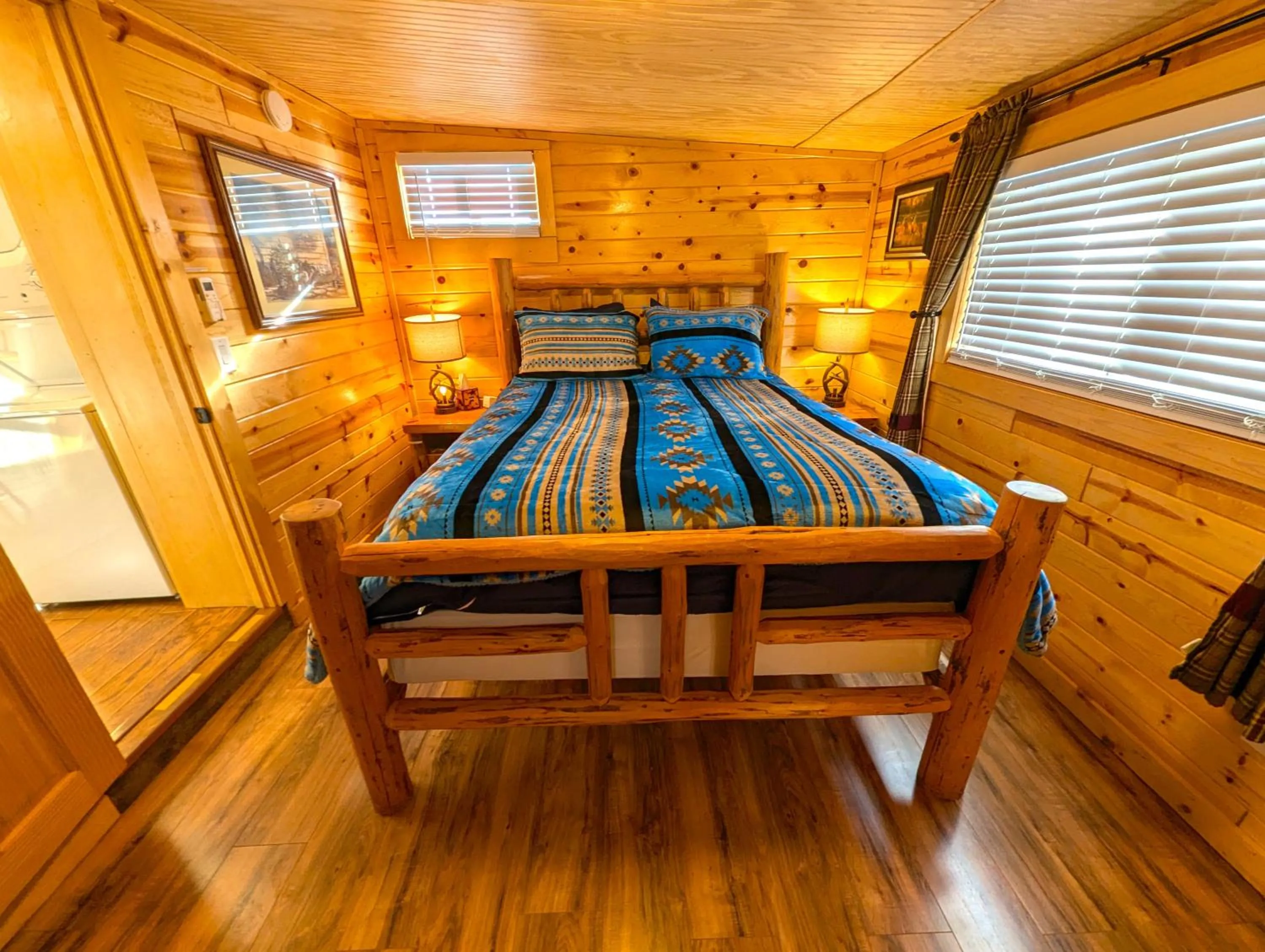 Bed in Yellowstone Treasure Guesthouses on the River