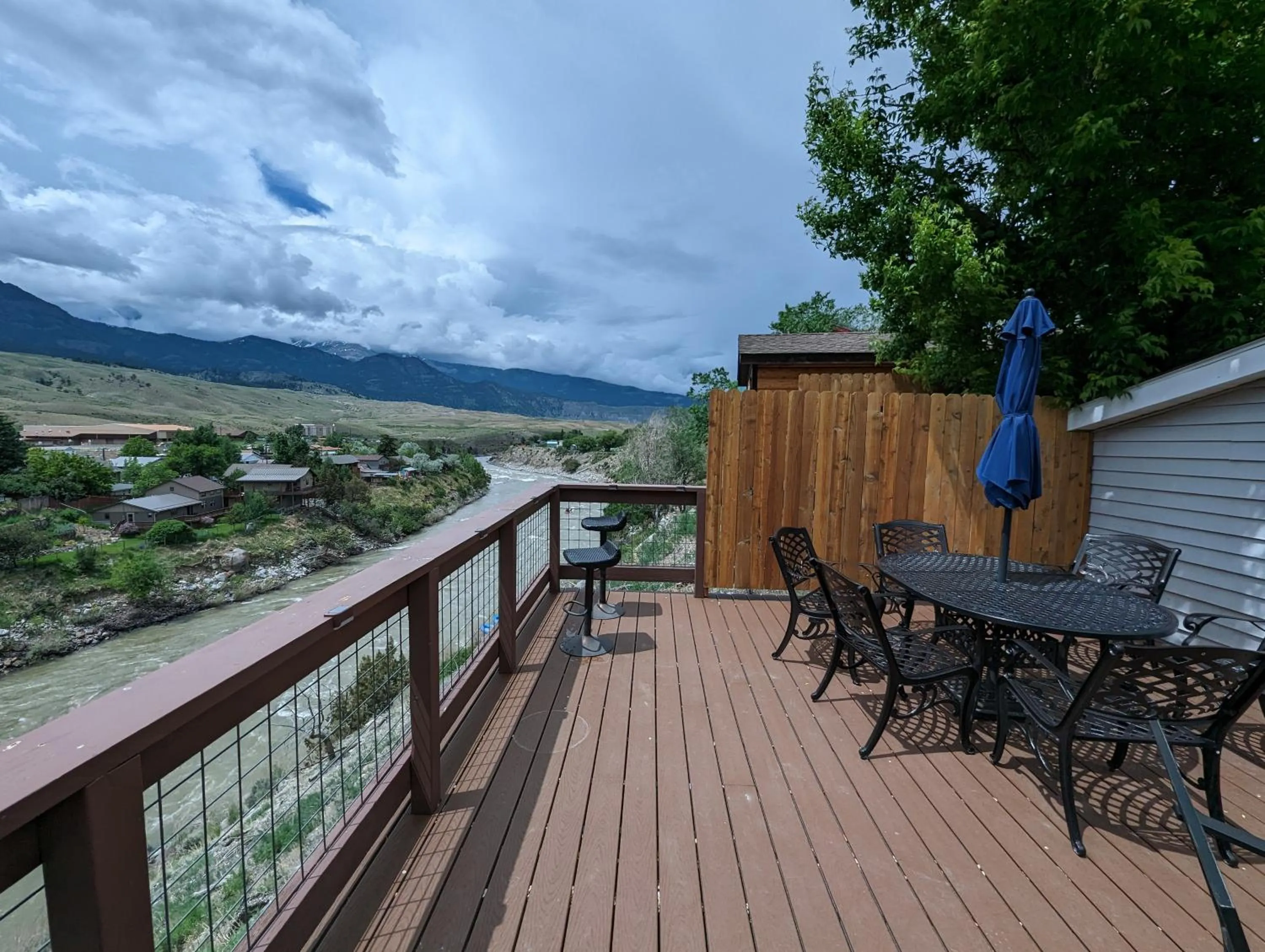 Yellowstone Treasure Guesthouses on the River