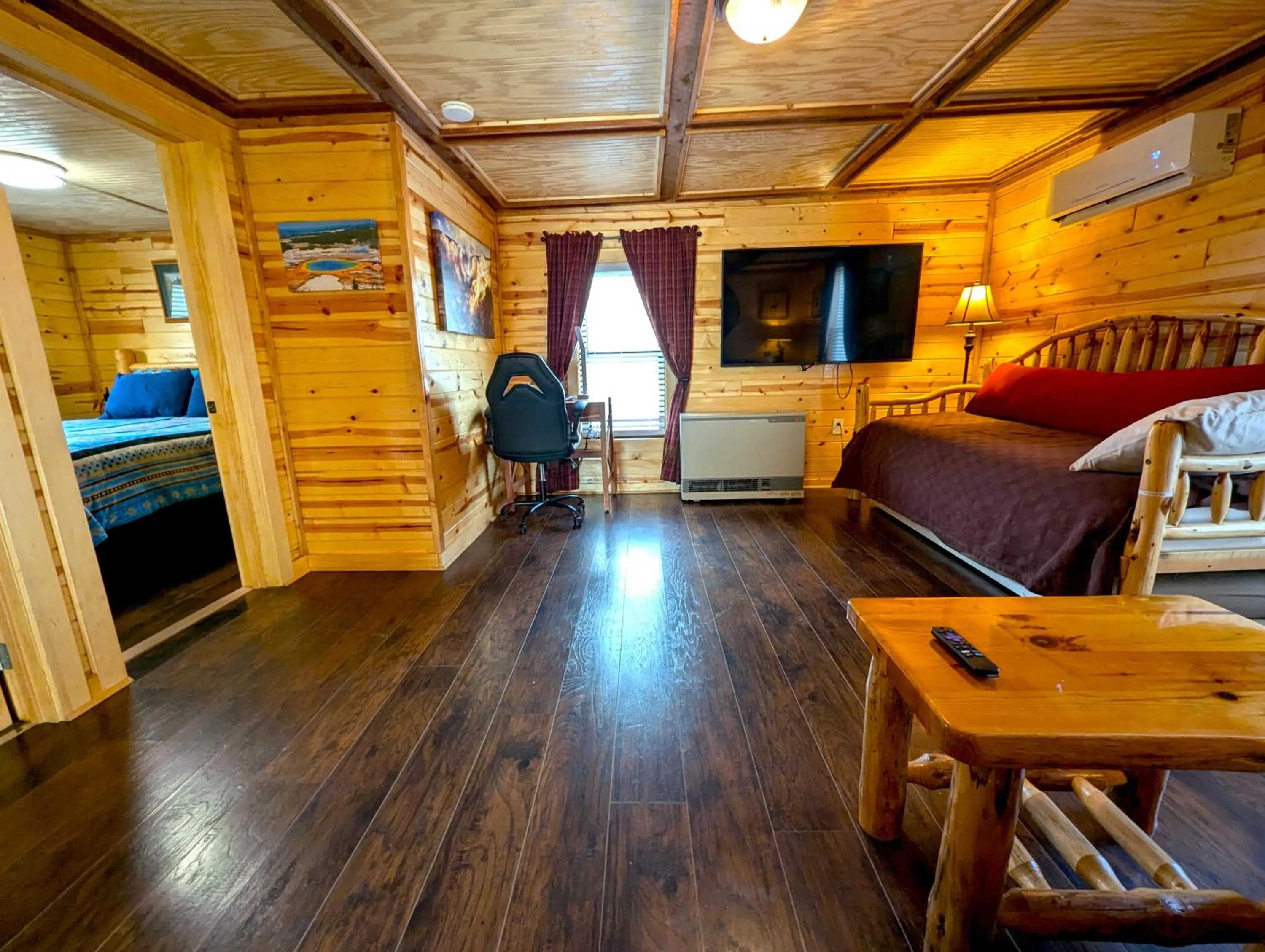 Bed in Yellowstone Treasure Guesthouses on the River