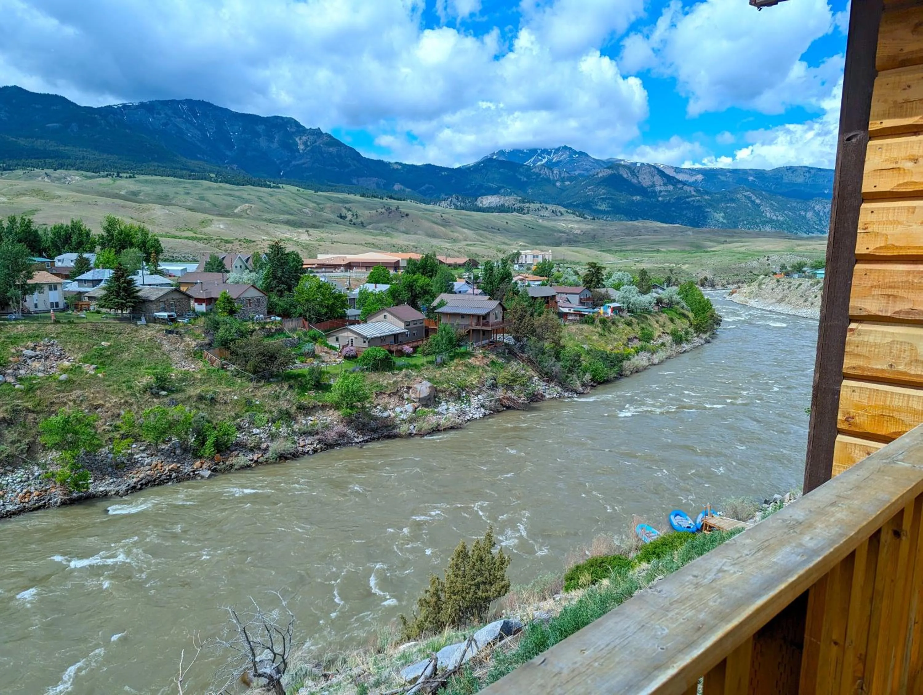 Yellowstone Treasure Guesthouses on the River
