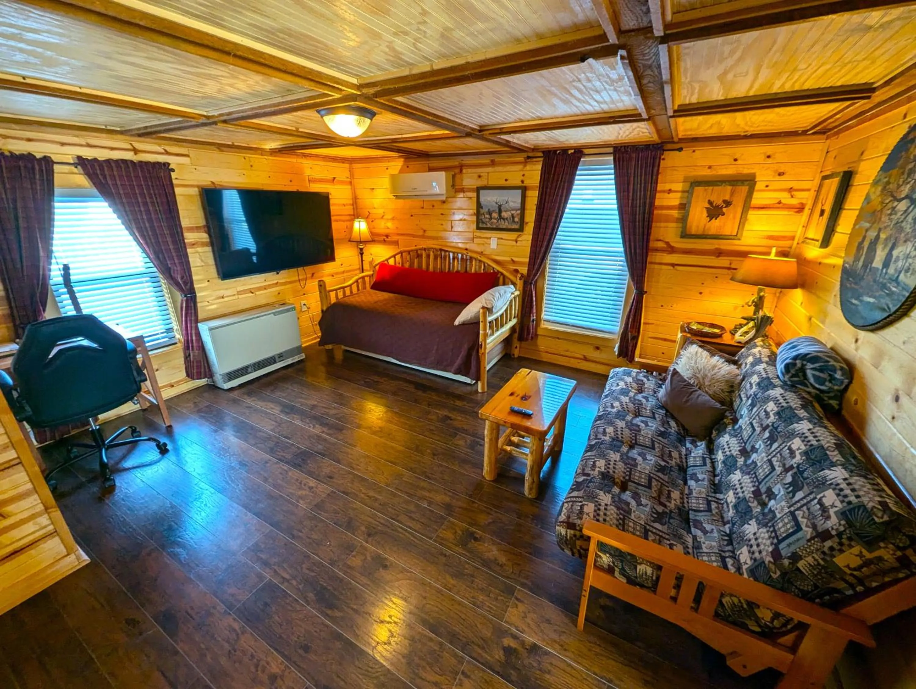 Bed in Yellowstone Treasure Guesthouses on the River