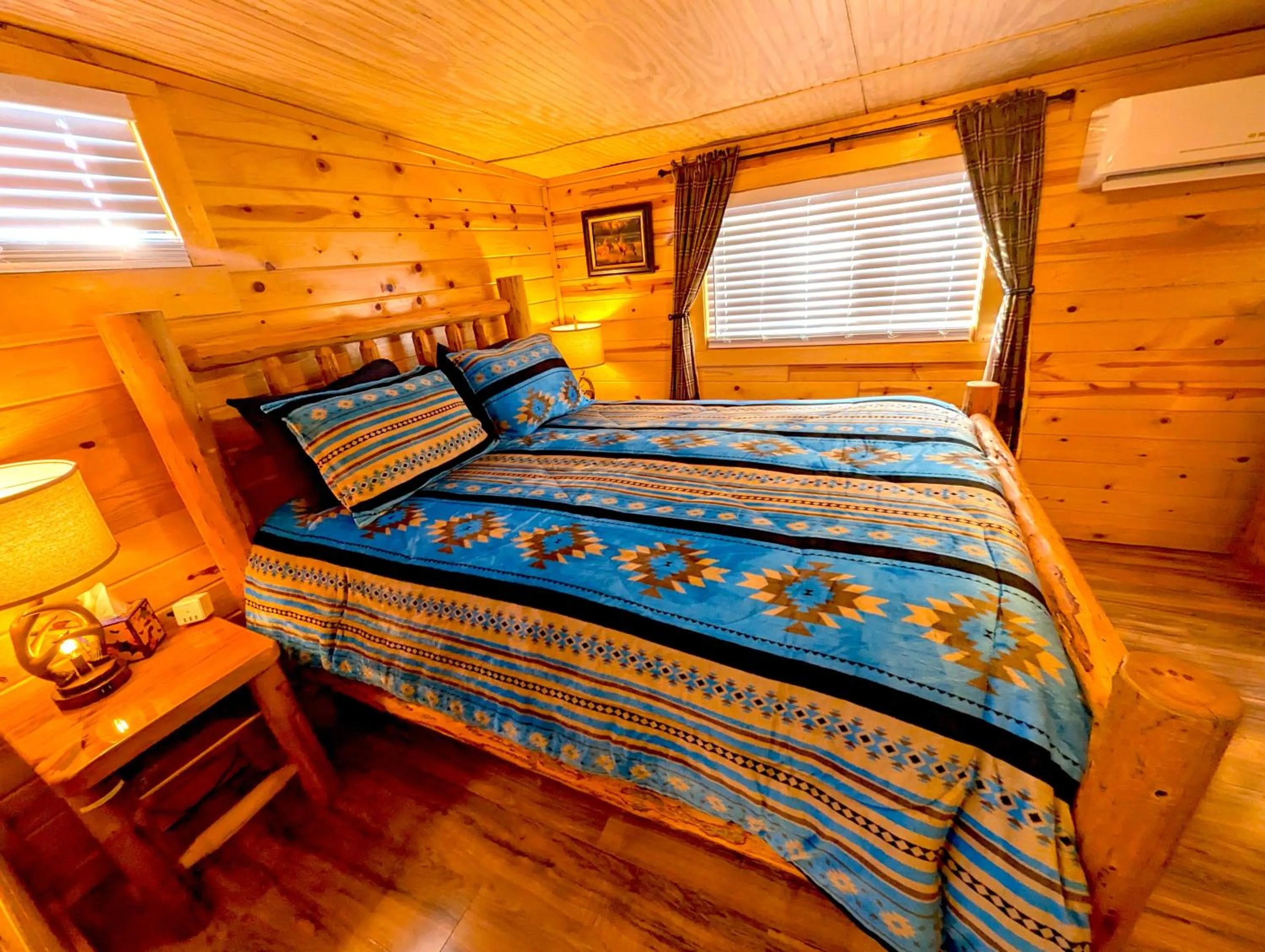 Bed in Yellowstone Treasure Guesthouses on the River