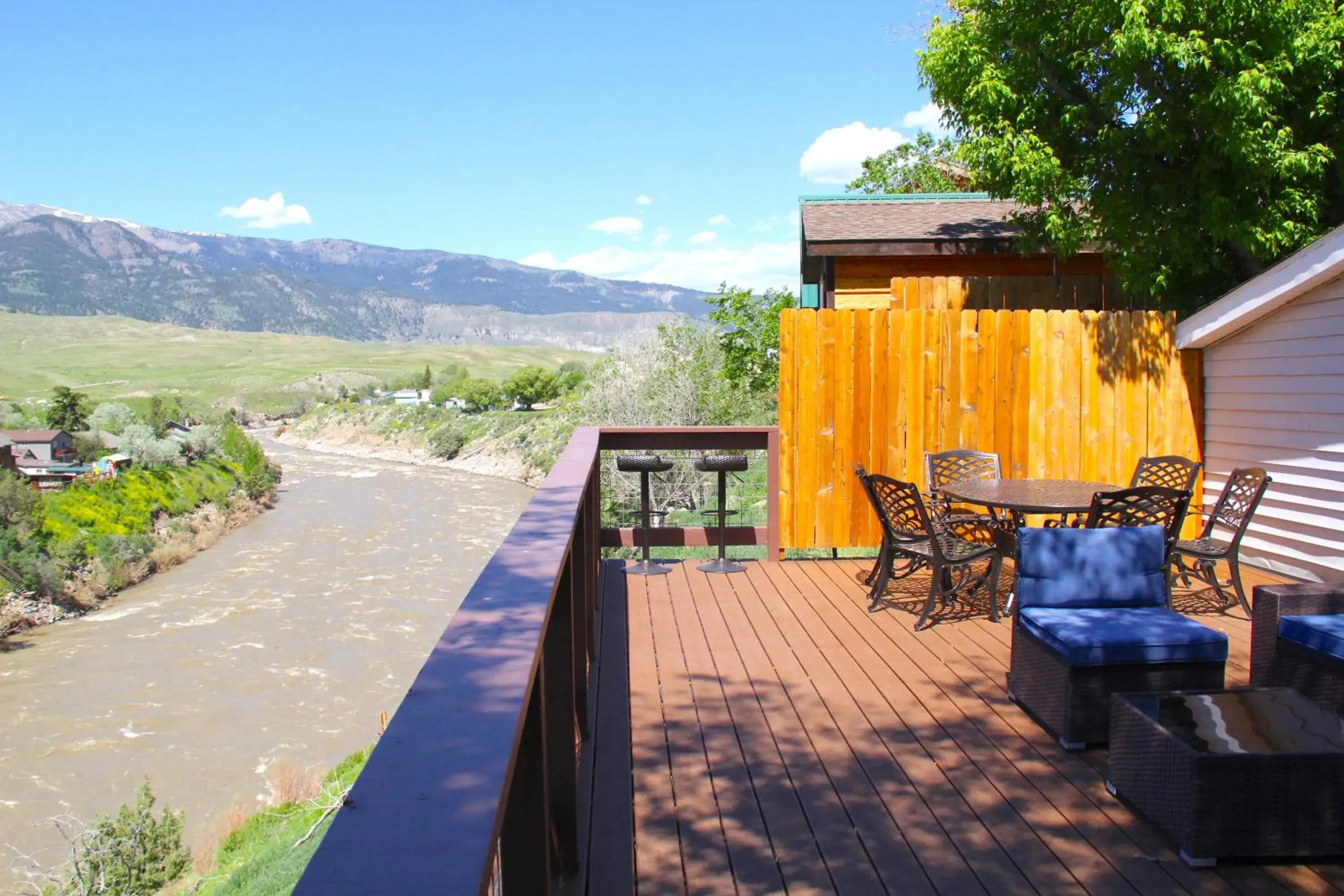 Yellowstone Treasure Guesthouses on the River Yellowstone Treasure Guesthouses on the River
