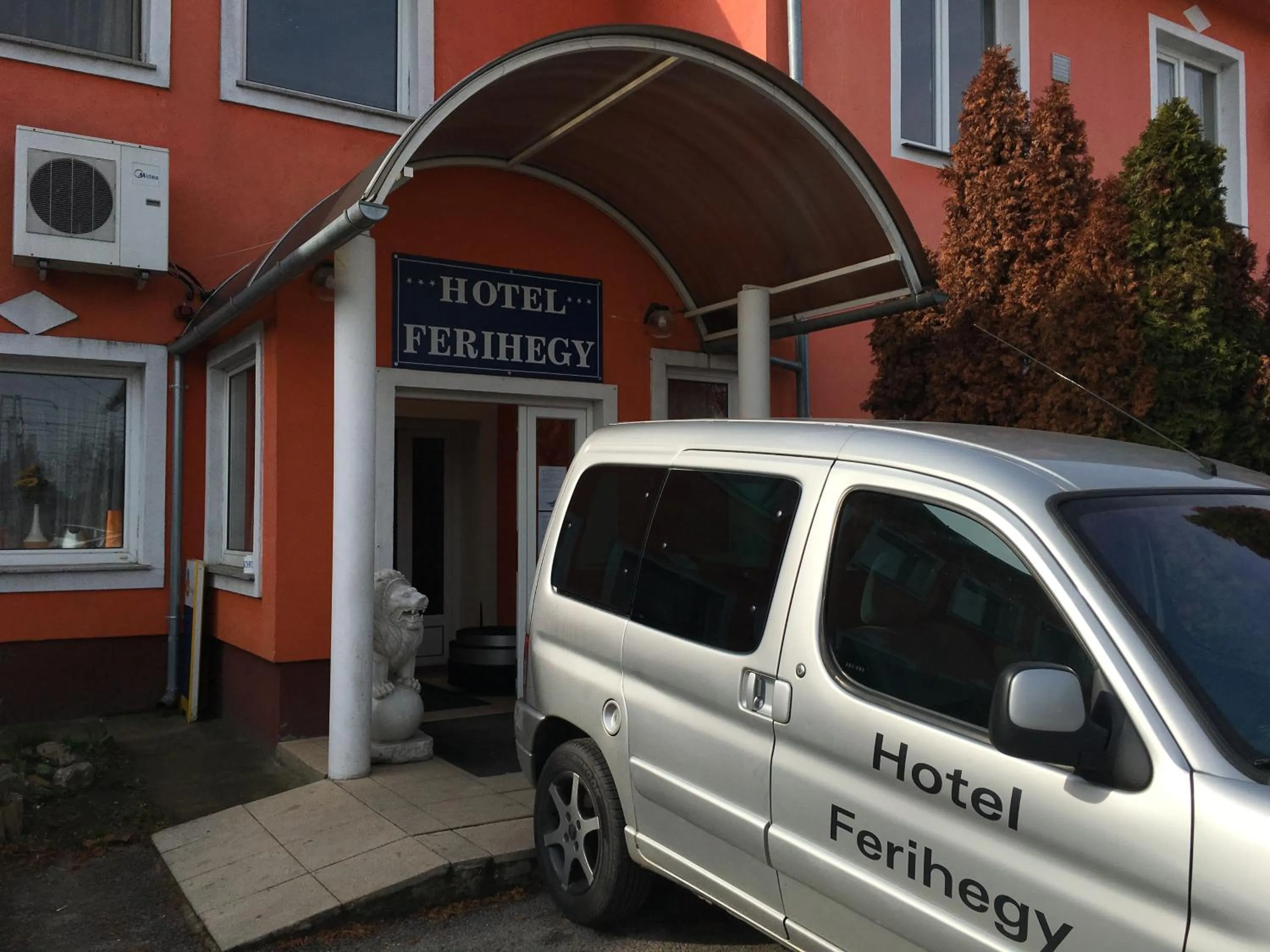 Facade/entrance in Hotel Ferihegy