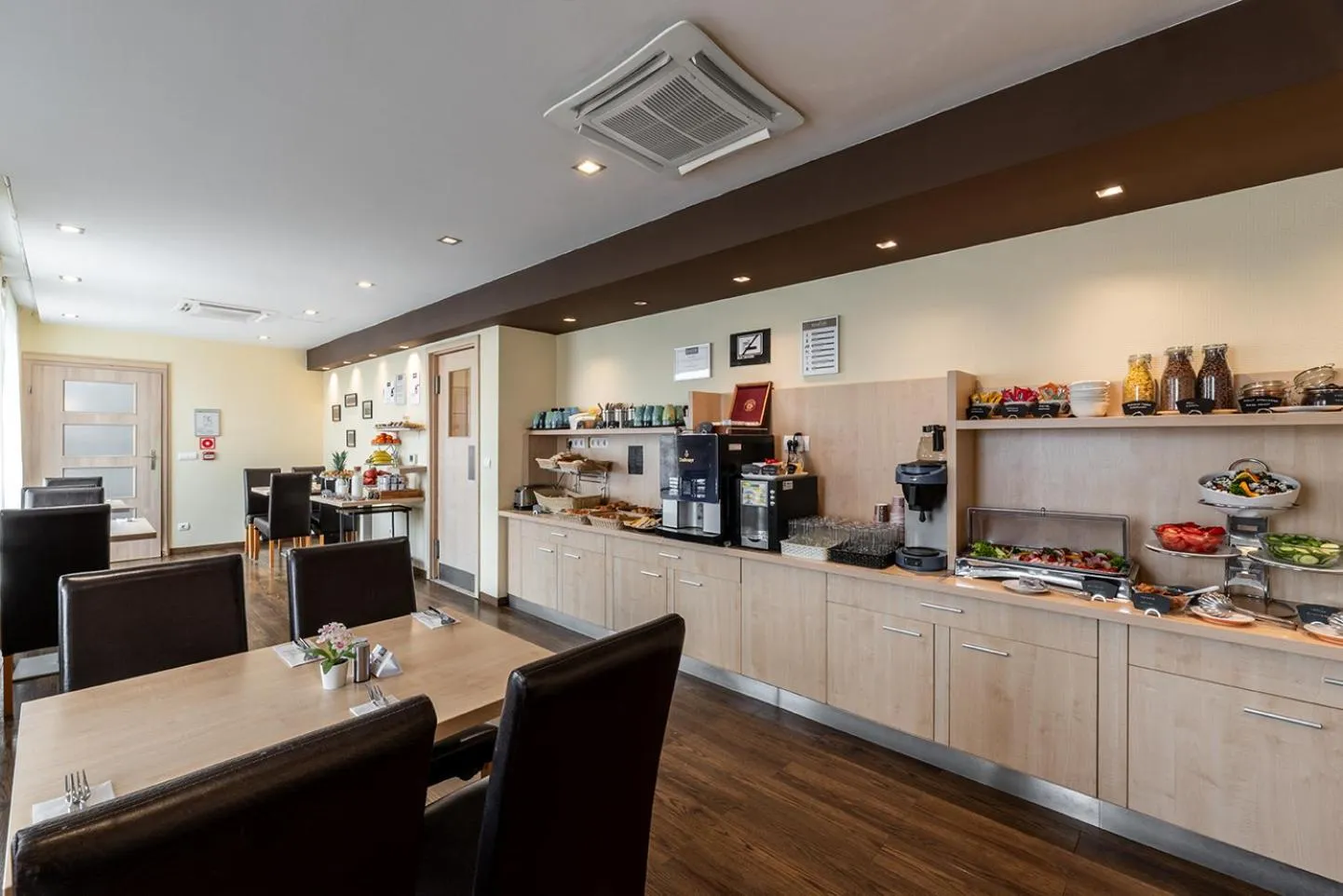 Restaurant/places to eat in Promenade City Hotel