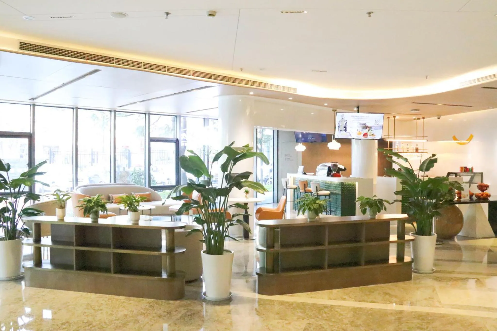 Lounge or bar in Holiday Inn Shanghai Huaxia by IHG