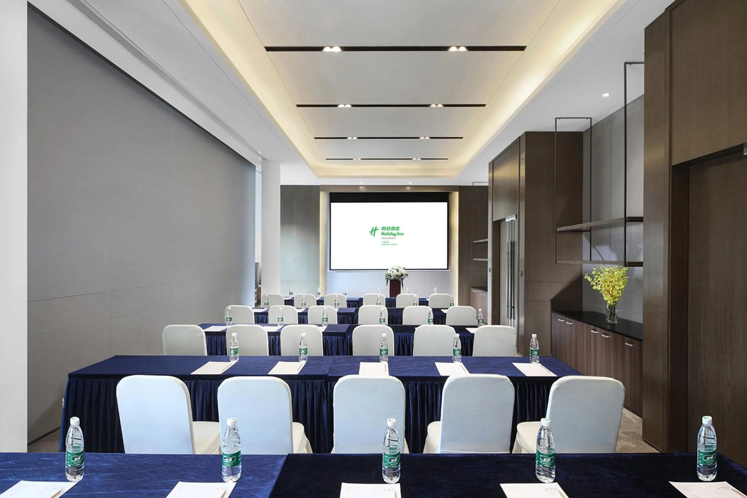 Meeting/conference room in Holiday Inn Shanghai Huaxia by IHG - overlooking city scenery at Sky View Restaurant