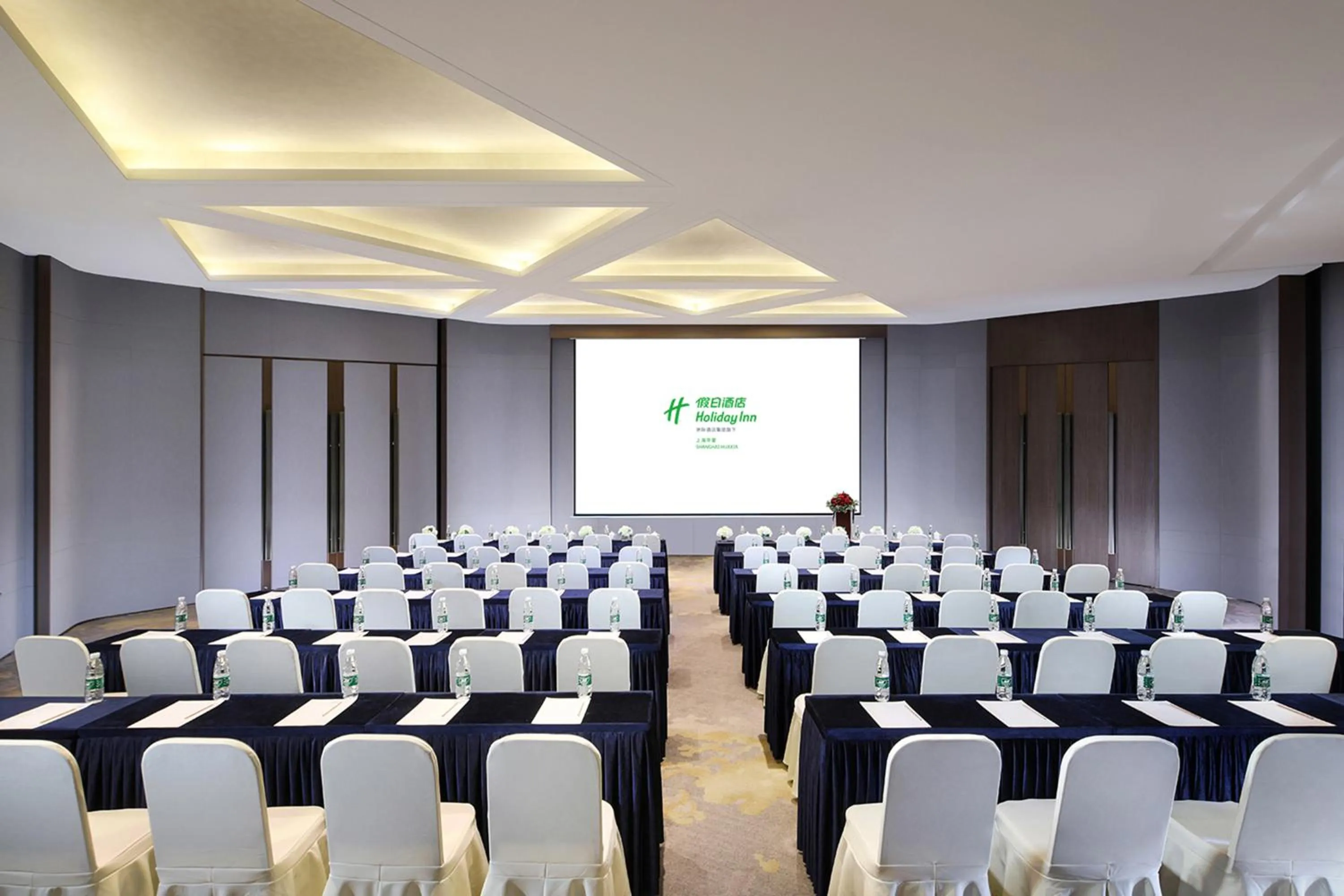 Meeting/conference room in Holiday Inn Shanghai Huaxia by IHG - overlooking city scenery at Sky View Restaurant