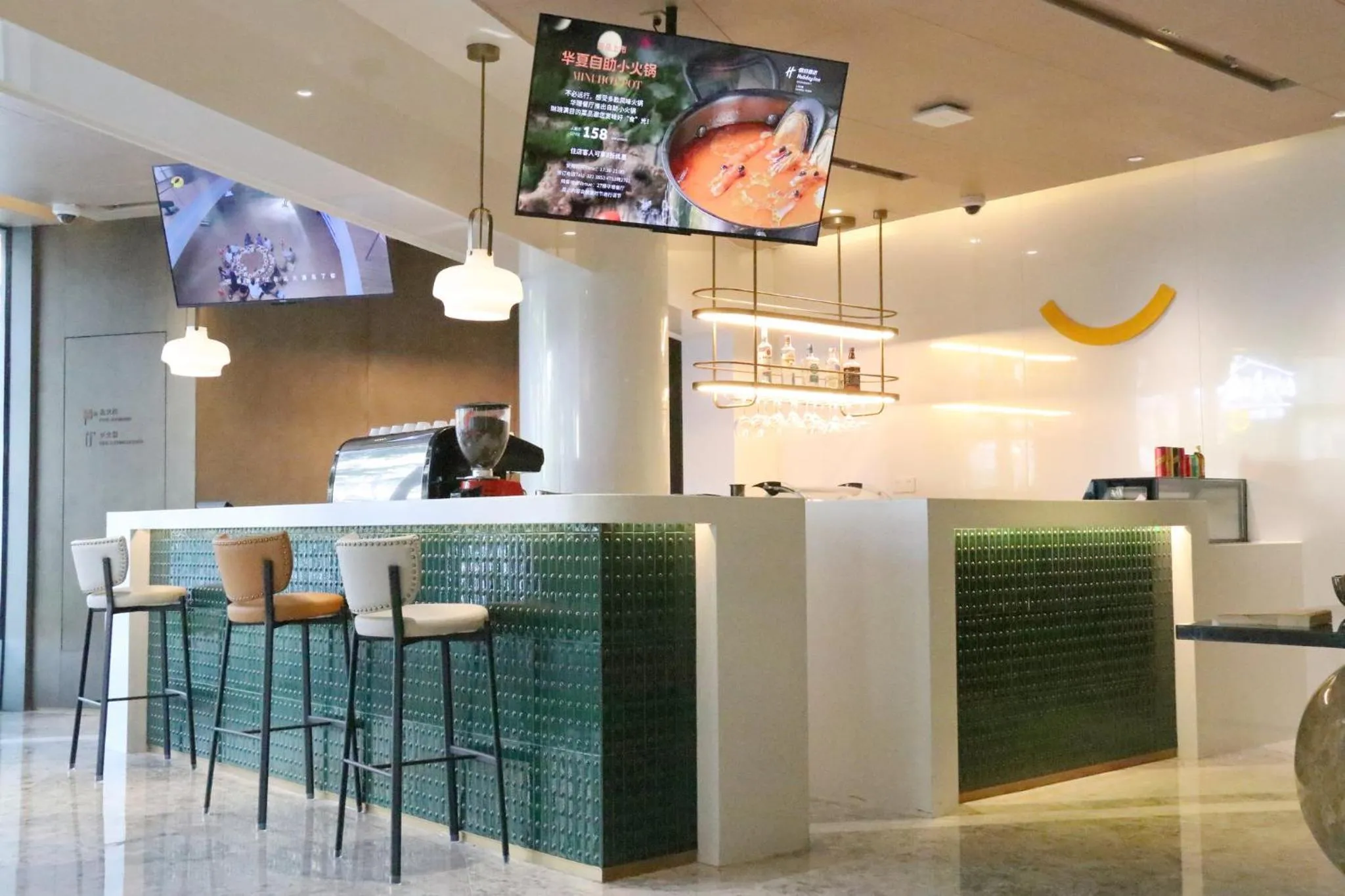 Lounge or bar in Holiday Inn Shanghai Huaxia by IHG