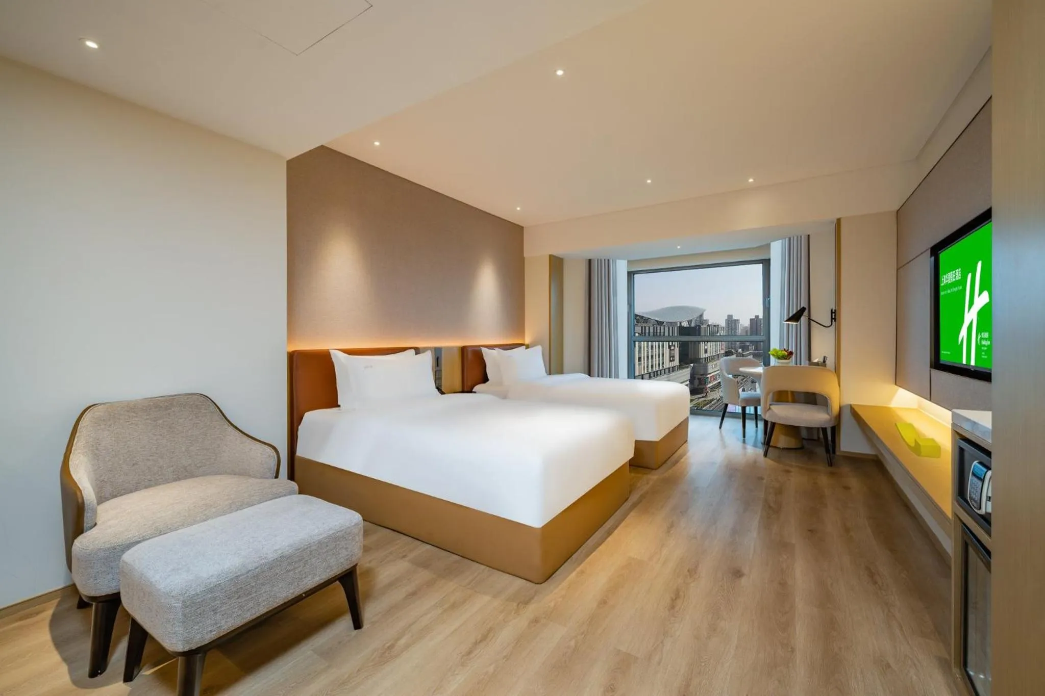 Photo of the whole room, Bed in Holiday Inn Shanghai Huaxia by IHG - overlooking city scenery at Sky View Restaurant