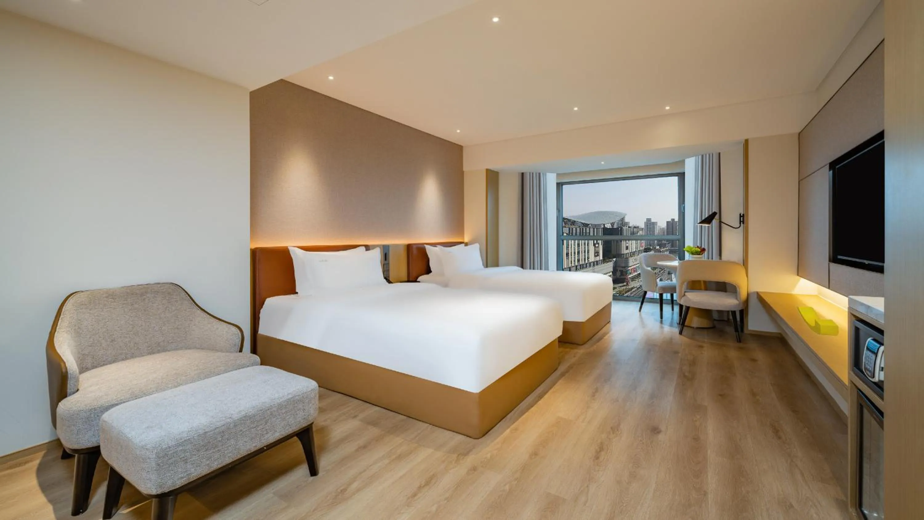 Photo of the whole room, Bed in Holiday Inn Shanghai Huaxia by IHG
