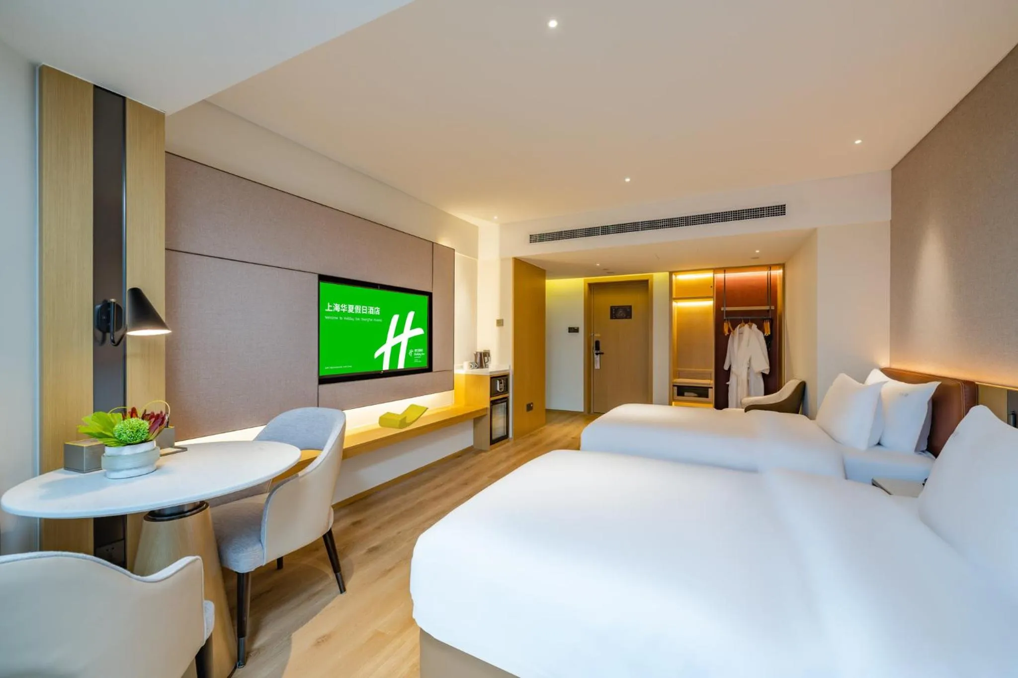 Bathroom, Bed in Holiday Inn Shanghai Huaxia by IHG - overlooking city scenery at Sky View Restaurant