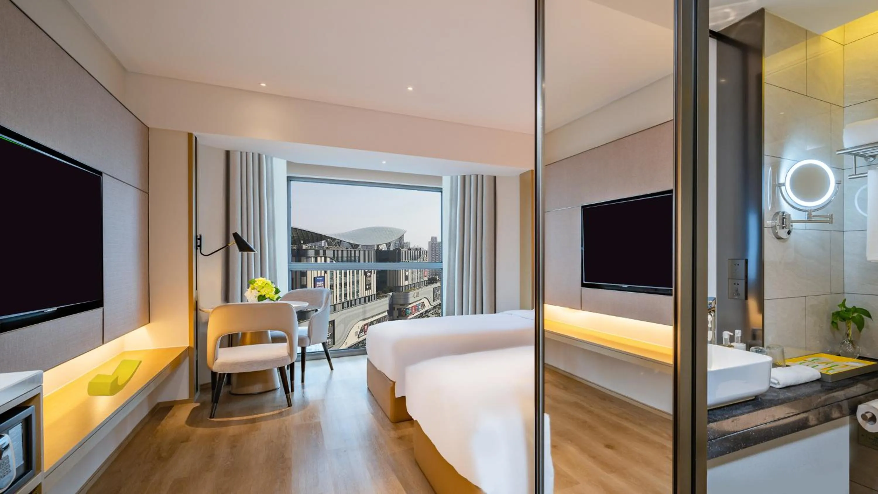 Photo of the whole room, Bed in Holiday Inn Shanghai Huaxia by IHG