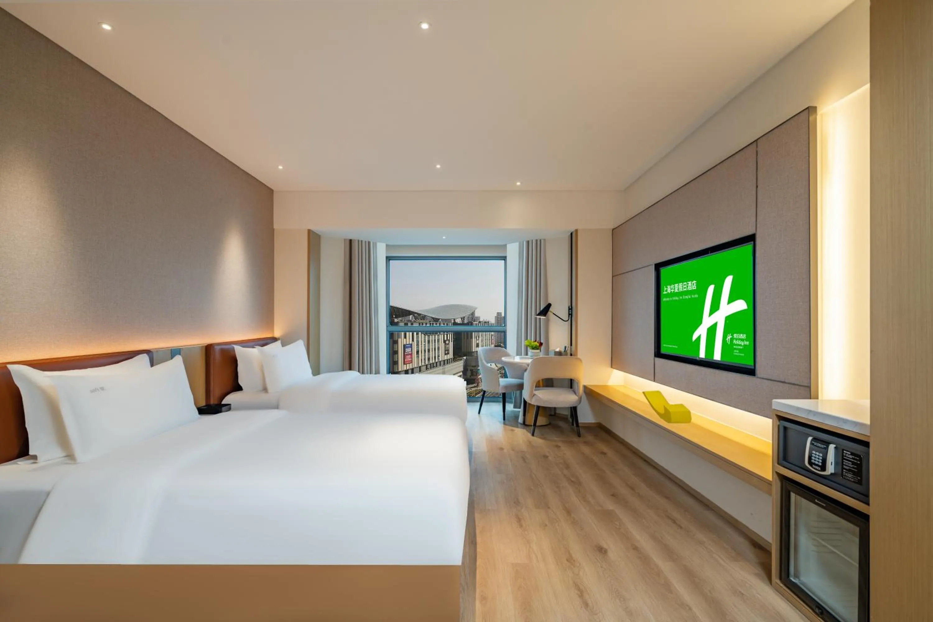 TV and multimedia, Bed in Holiday Inn Shanghai Huaxia by IHG - overlooking city scenery at Sky View Restaurant