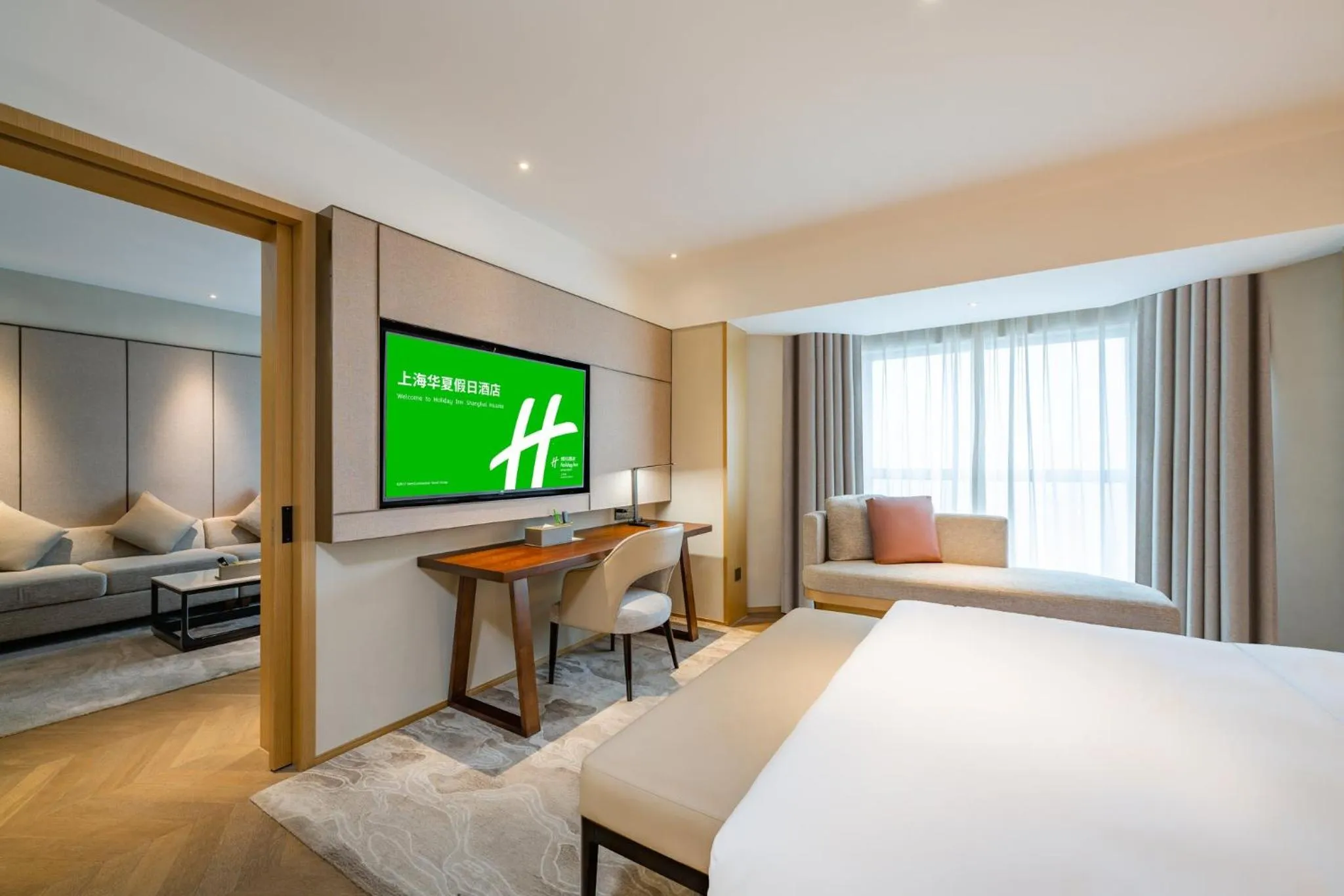 Photo of the whole room, Bed in Holiday Inn Shanghai Huaxia by IHG - overlooking city scenery at Sky View Restaurant