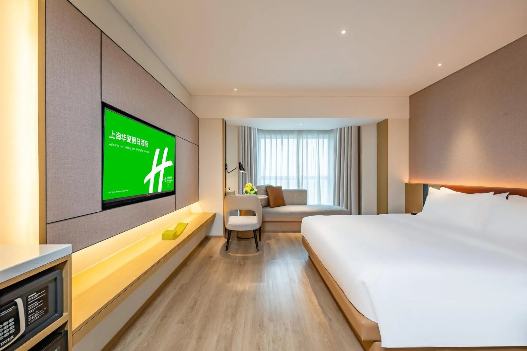 Photo of the whole room, Bed in Holiday Inn Shanghai Huaxia by IHG - overlooking city scenery at Sky View Restaurant