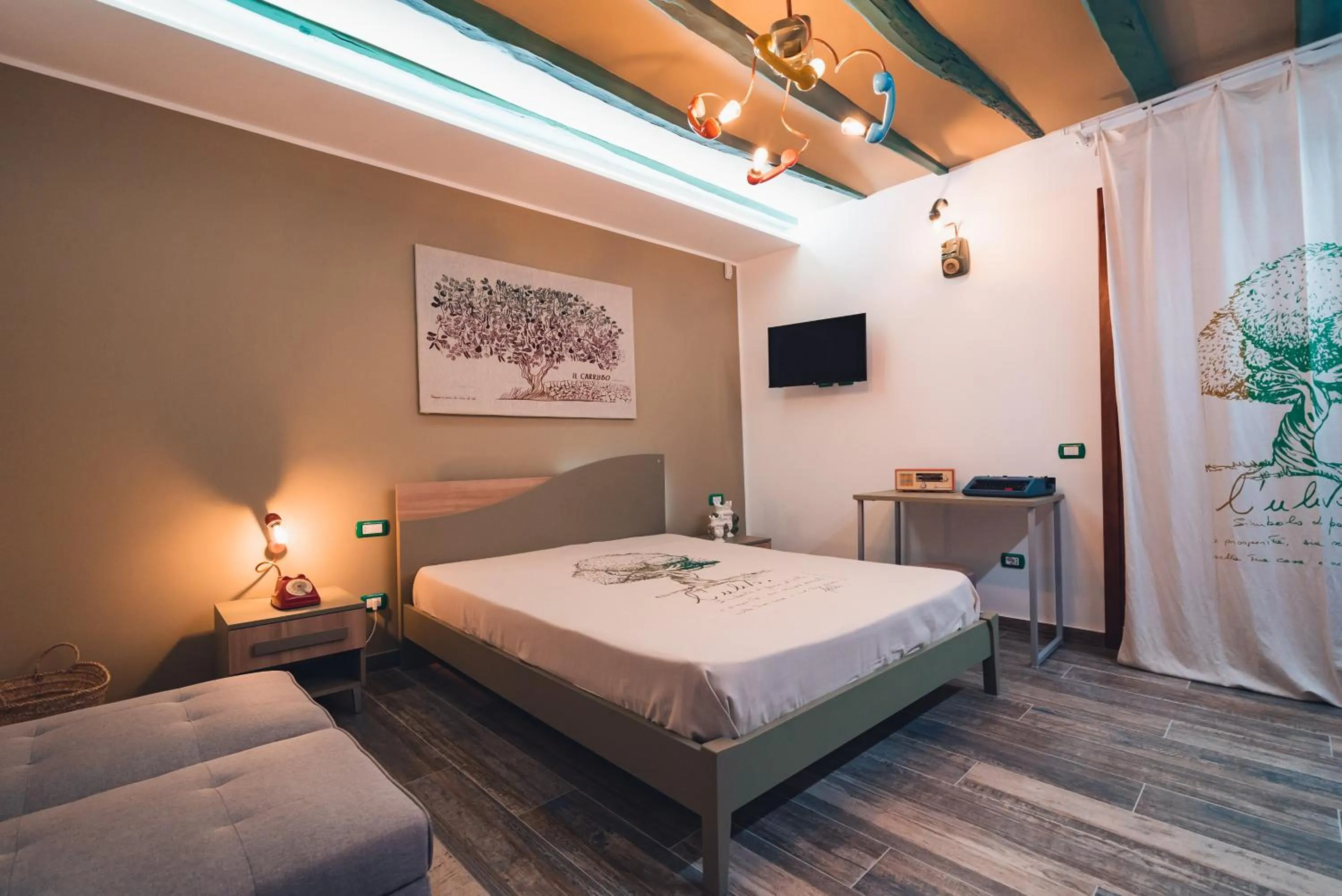 Bedroom, Bed in macchia mediterranea