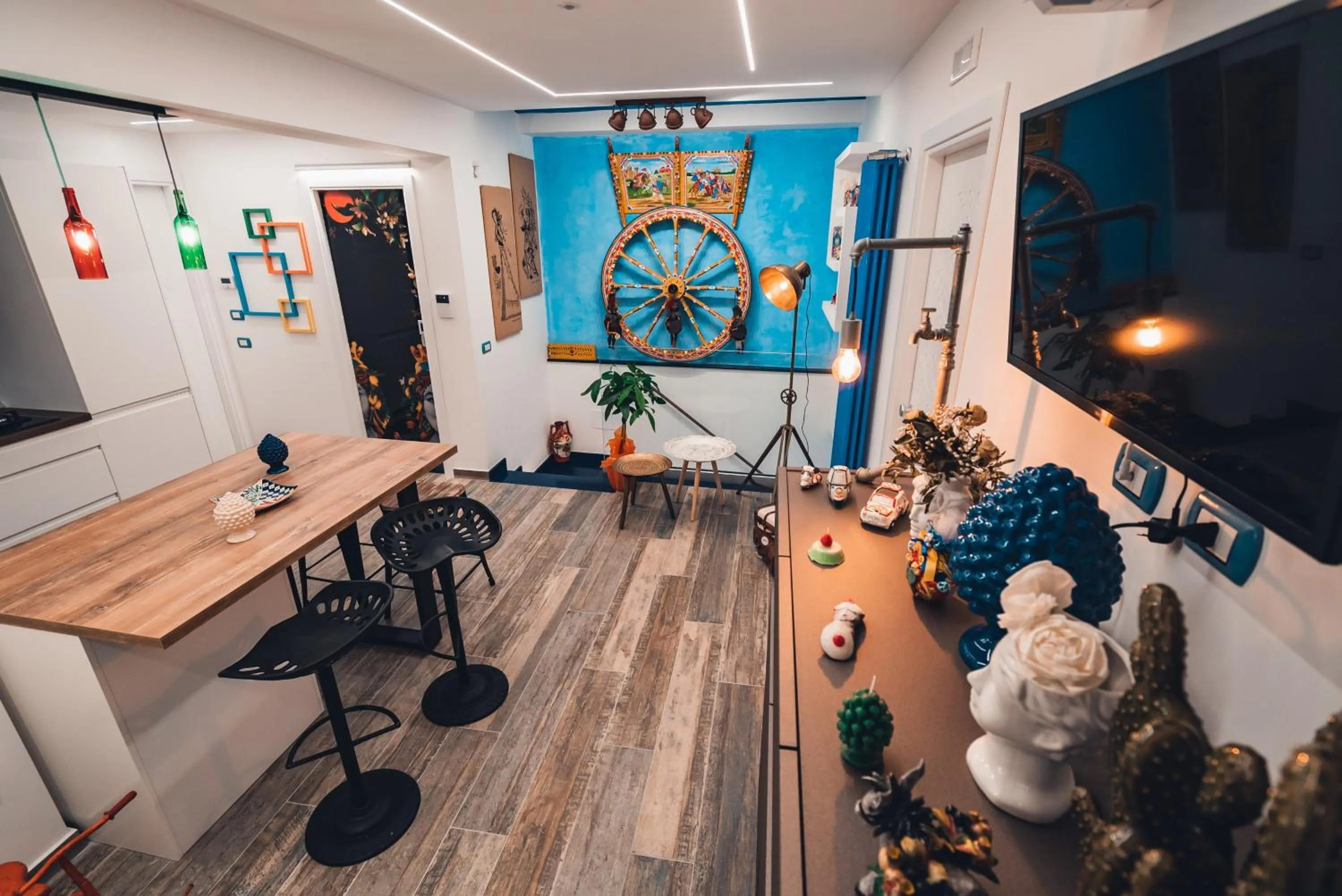 Communal lounge/ TV room in macchia mediterranea