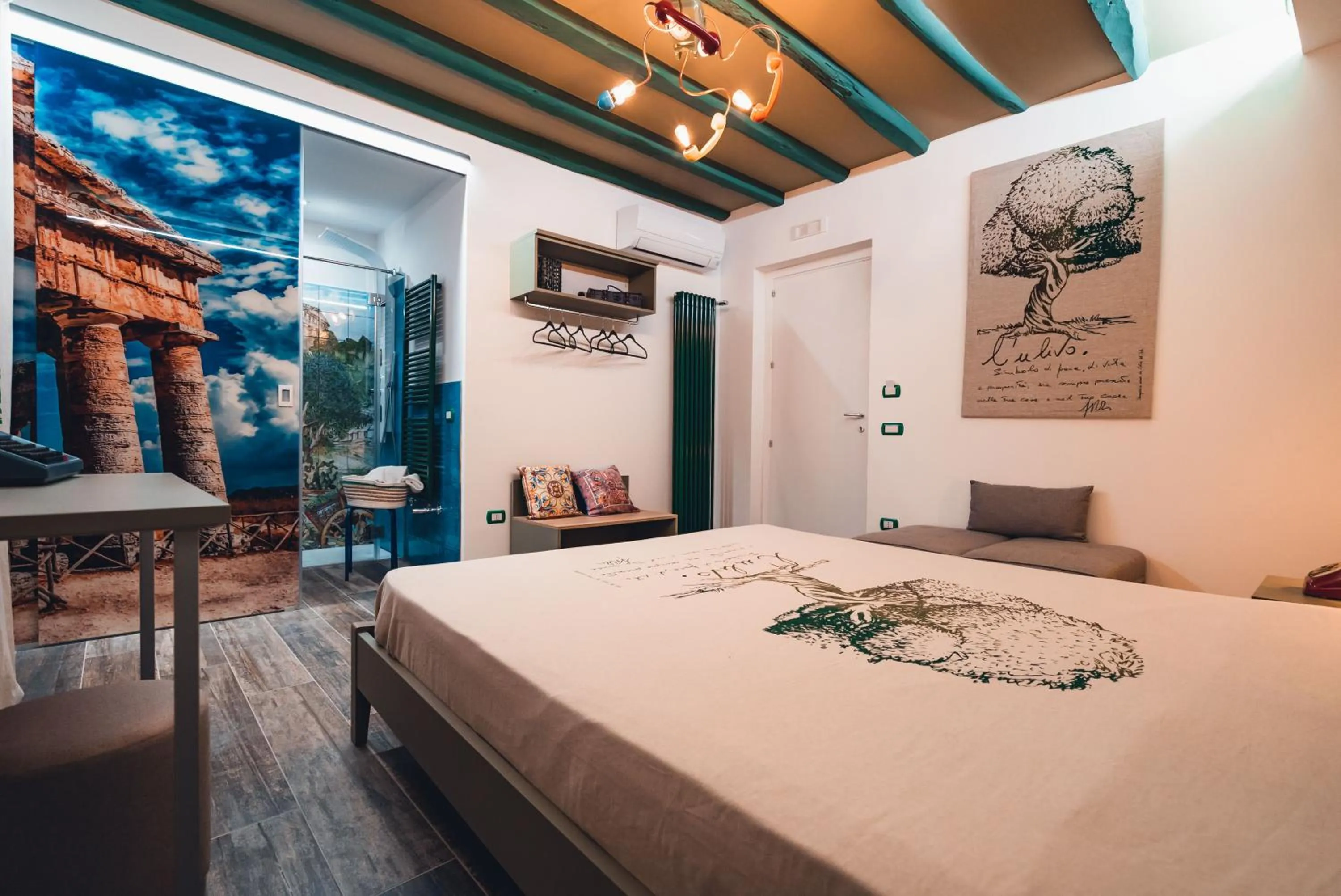 Bedroom, Bed in macchia mediterranea