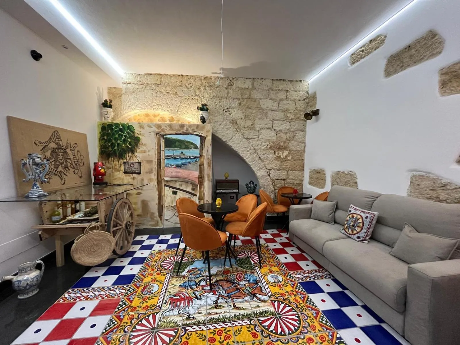 Communal lounge/ TV room in macchia mediterranea