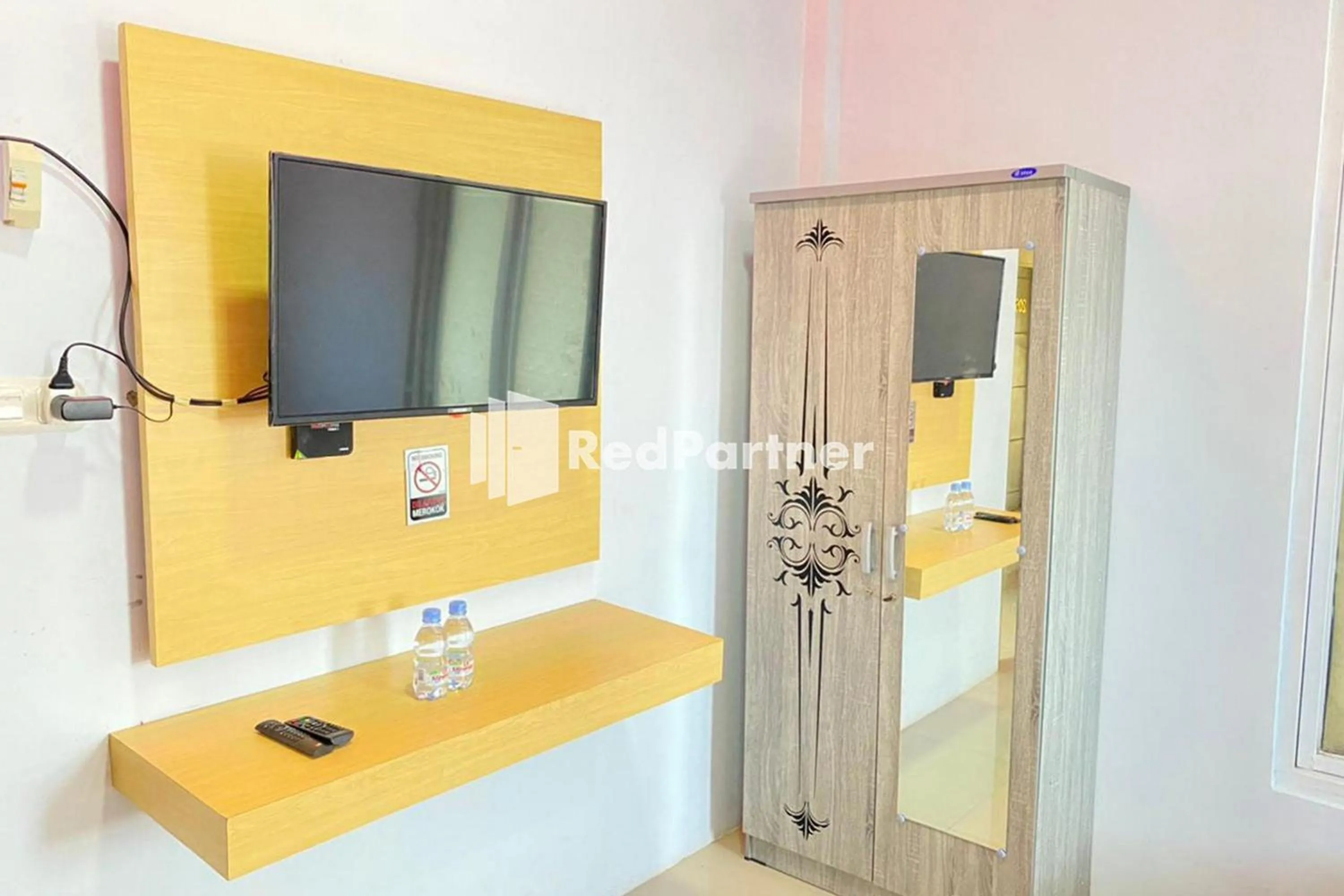 TV and multimedia in Homestay Syariah Callista Bantaeng Mitra RedDoorz