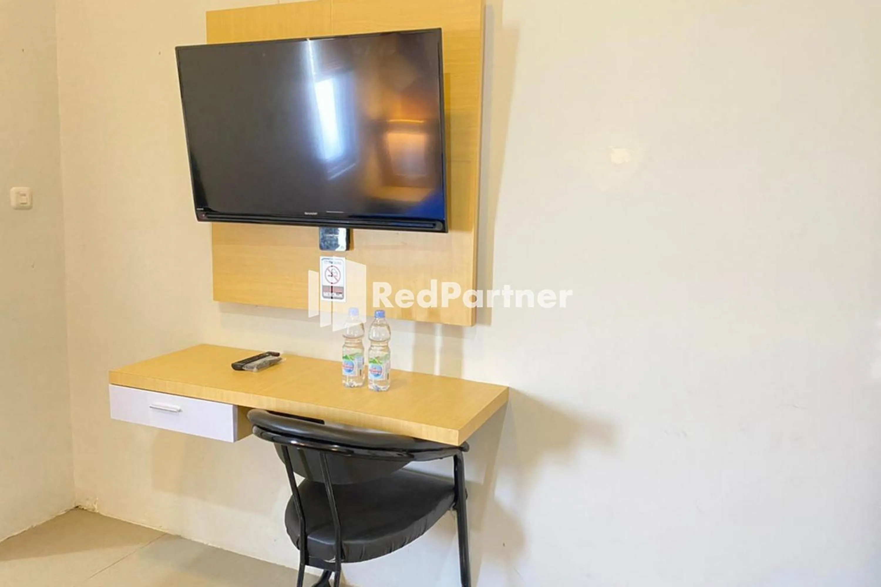 TV and multimedia in Homestay Syariah Callista Bantaeng Mitra RedDoorz