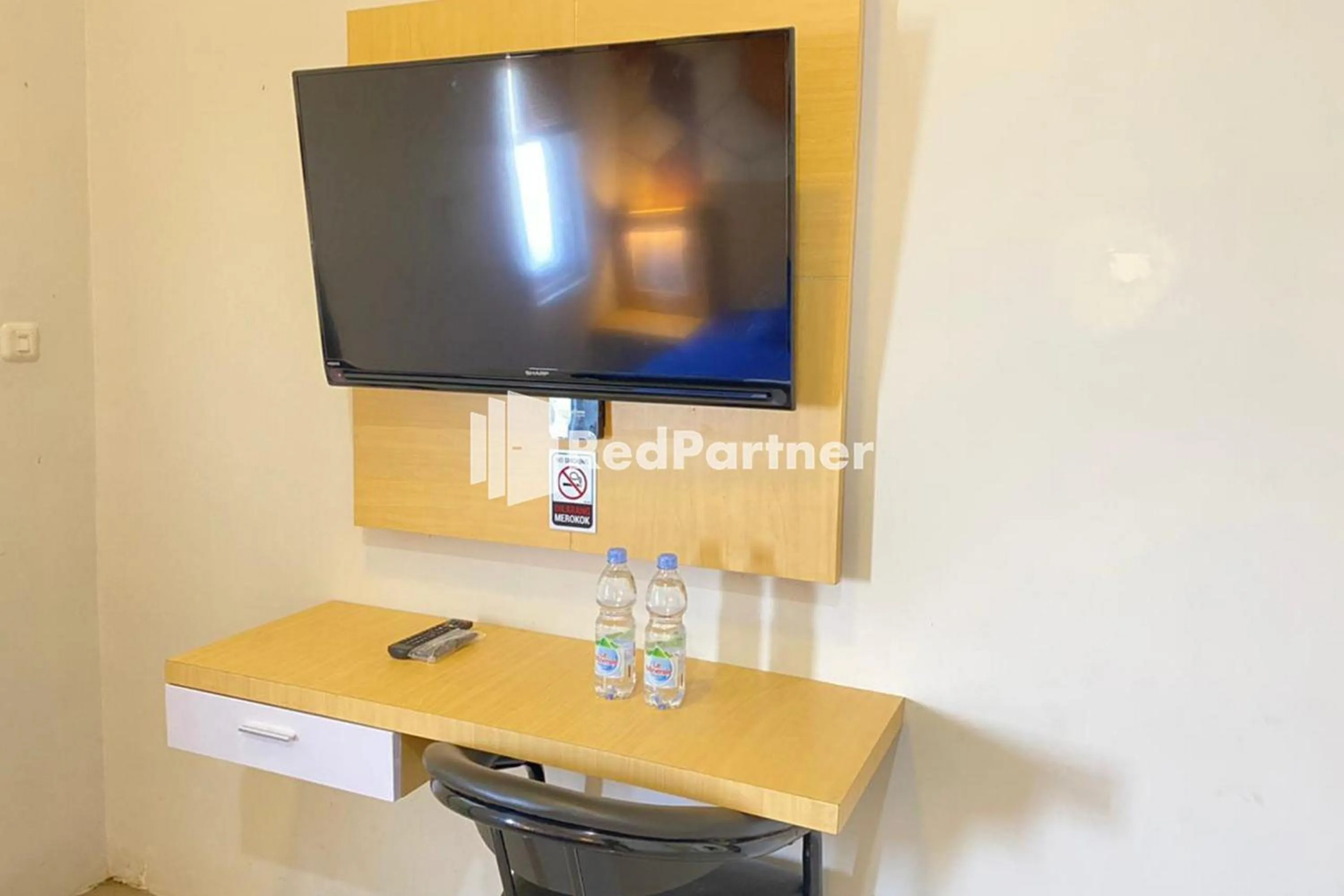 TV and multimedia in Homestay Syariah Callista Bantaeng Mitra RedDoorz