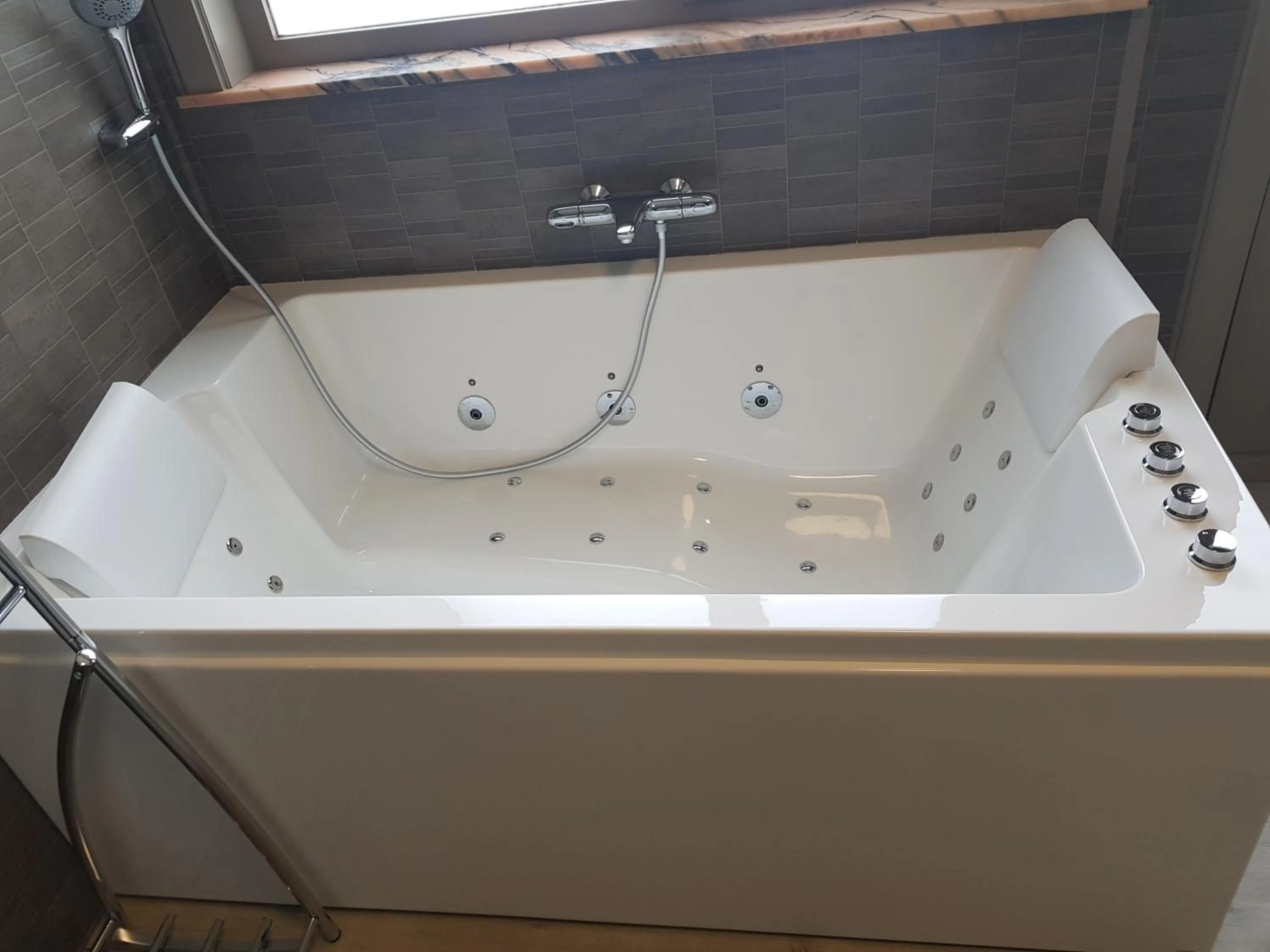 Hot Tub in Mary's Poppies - Bed & Breakfast