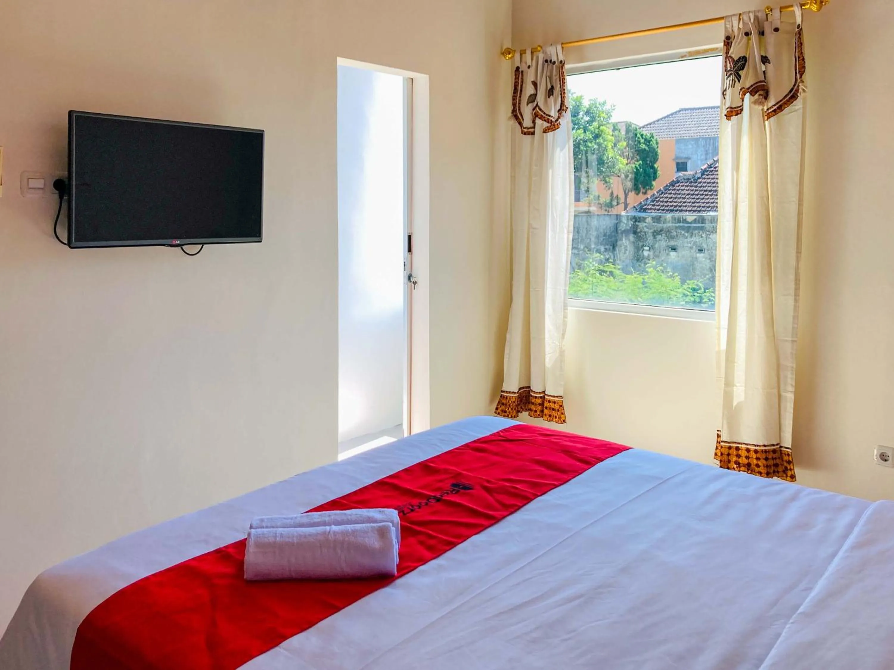 Bed in RedDoorz near Lippo Mall Yogyakarta