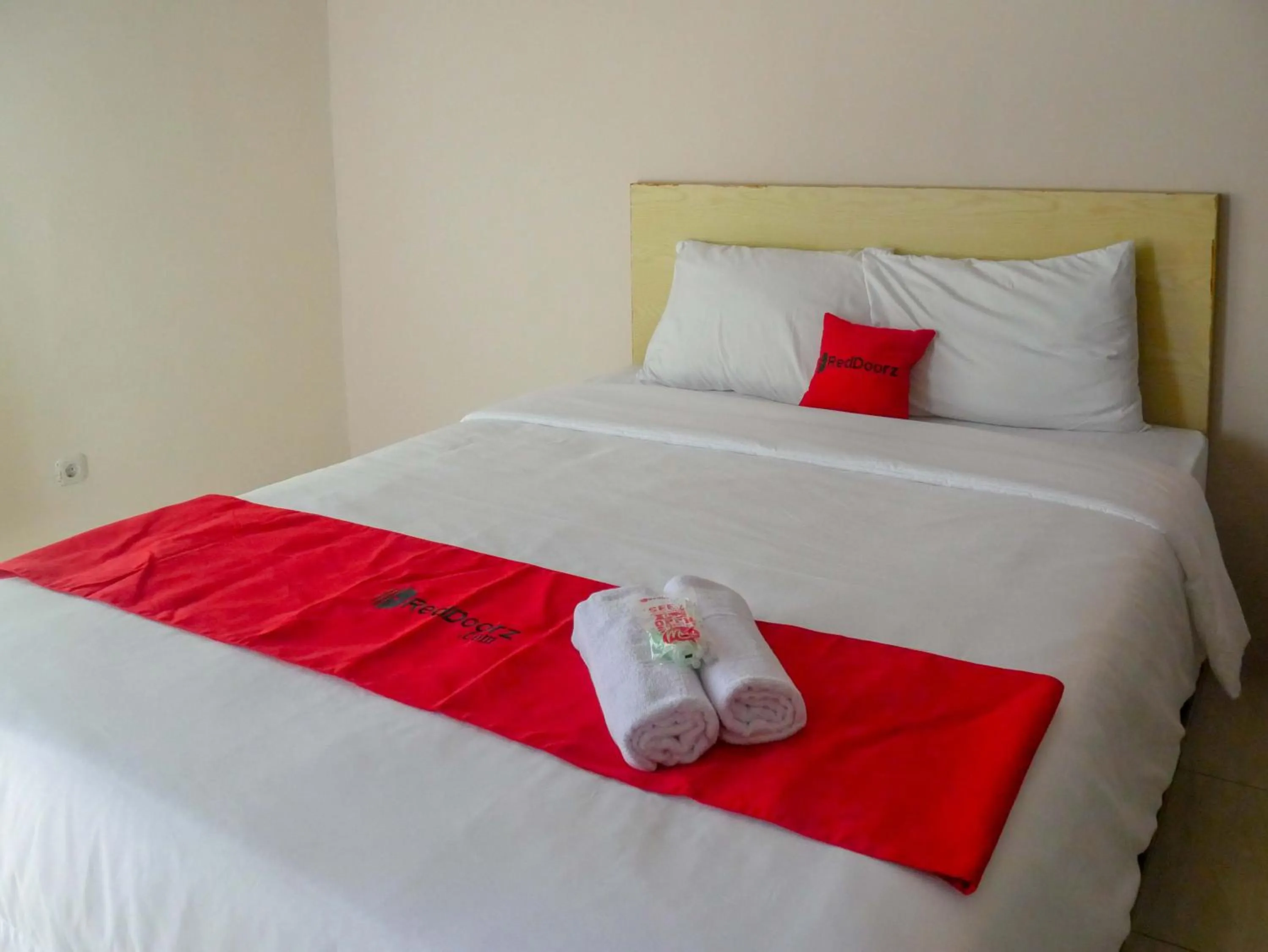 Bed in RedDoorz near Lippo Mall Yogyakarta