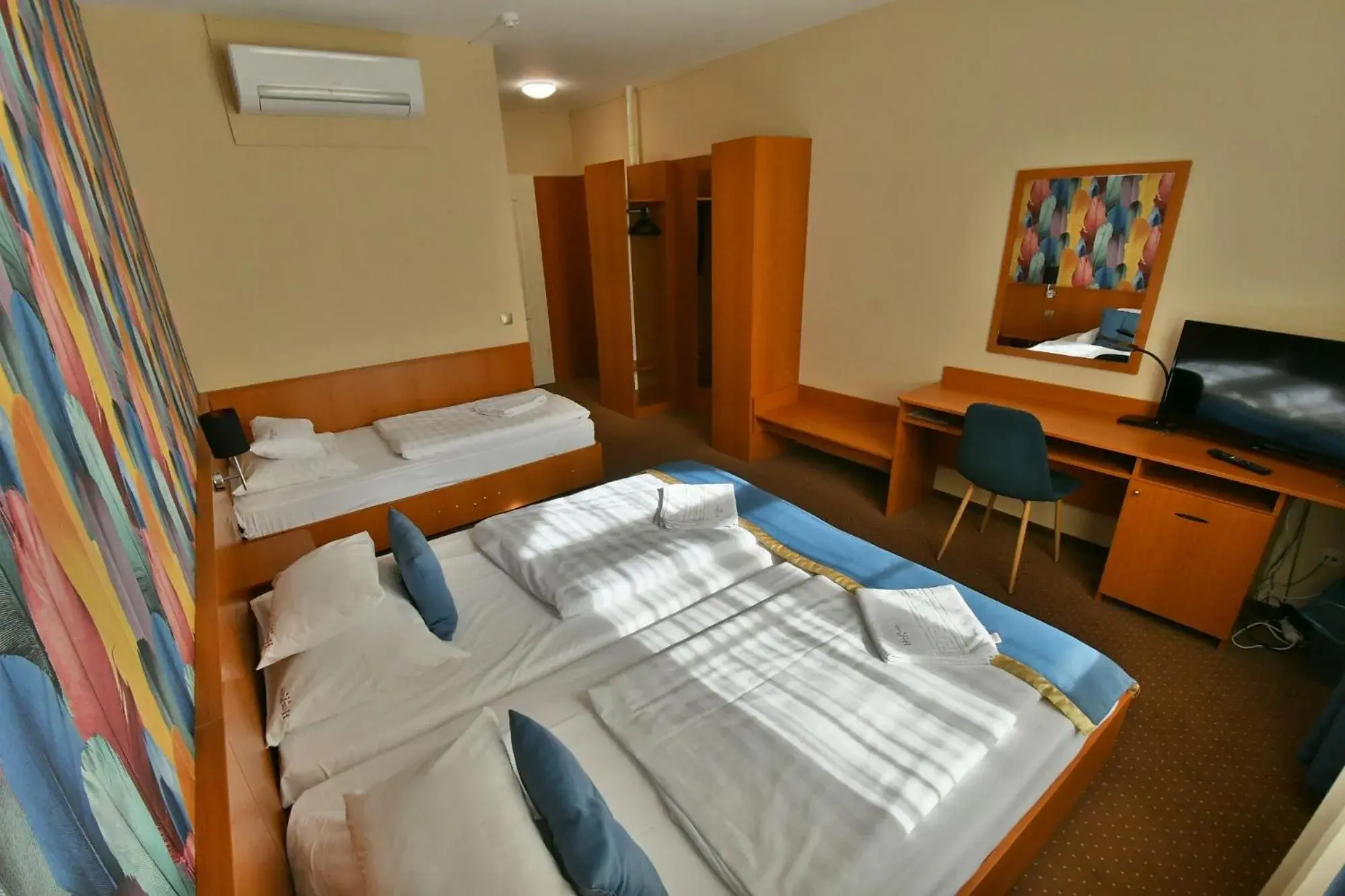 Twin Room with Extra Bed in Hotel Platan Twin Room with Extra Bed in Hotel Platan