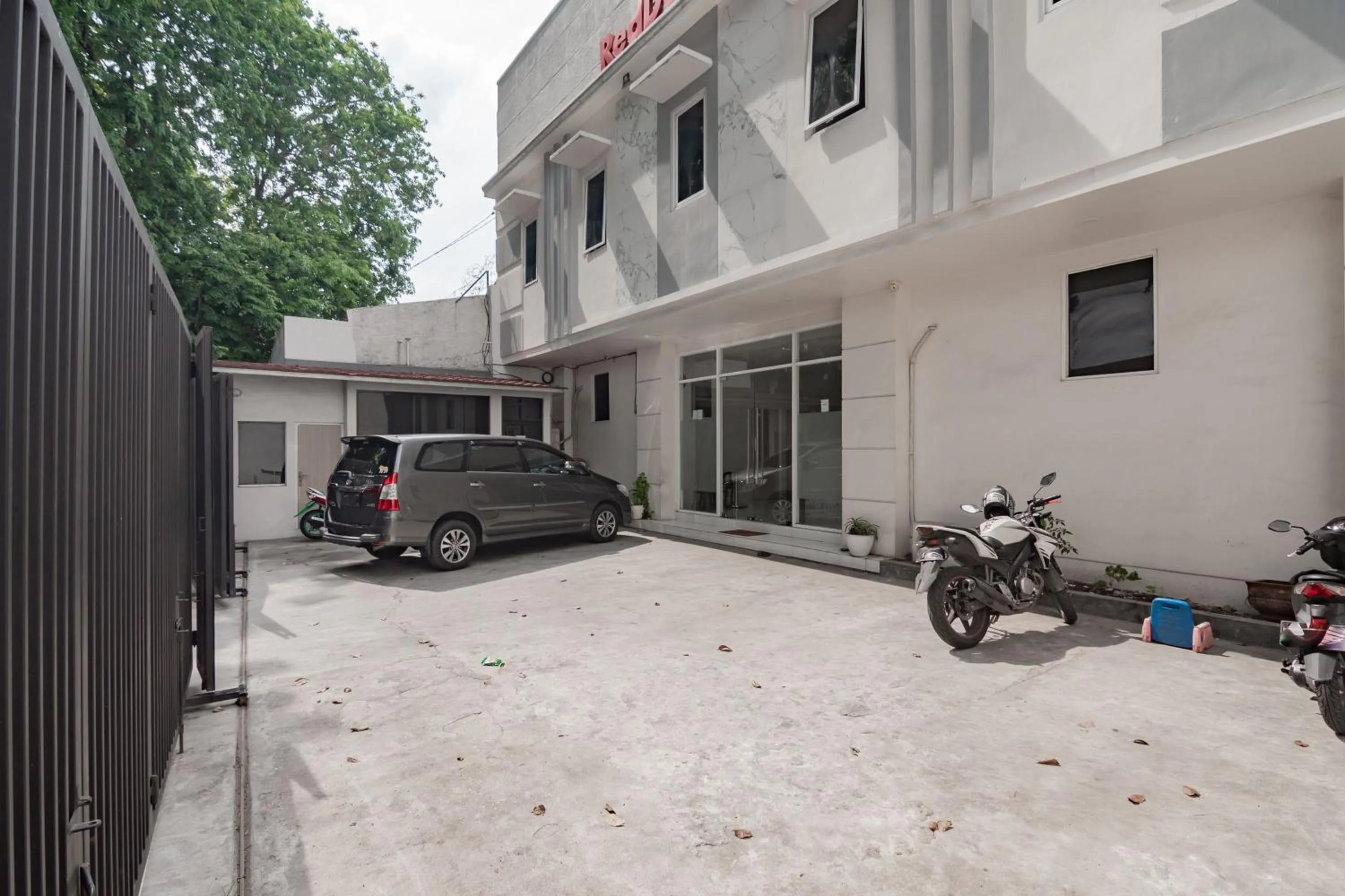 Property building in RedDoorz near Prujakan Station Cirebon